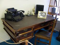 Письменный стол Шарифа Камала, печатная машинка марки «Ройяль», письменные принадлежности, ваза