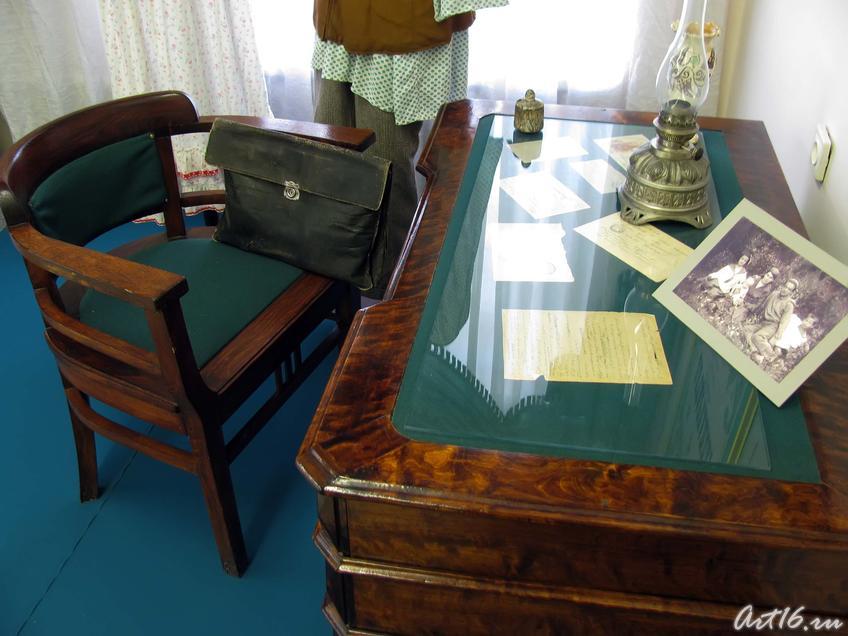 Фото №36155. Письменный стол с керосиновой лампой-«десятилинейкой», портфель писателя