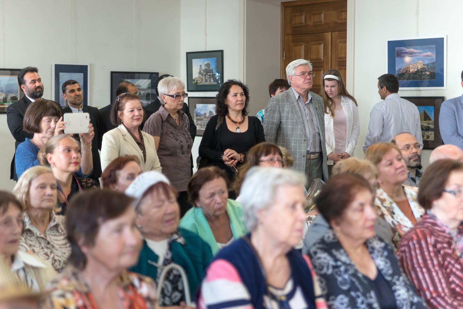 На открытии выставки::«Из дальних странствий…». Акварели Равиля Айдарова