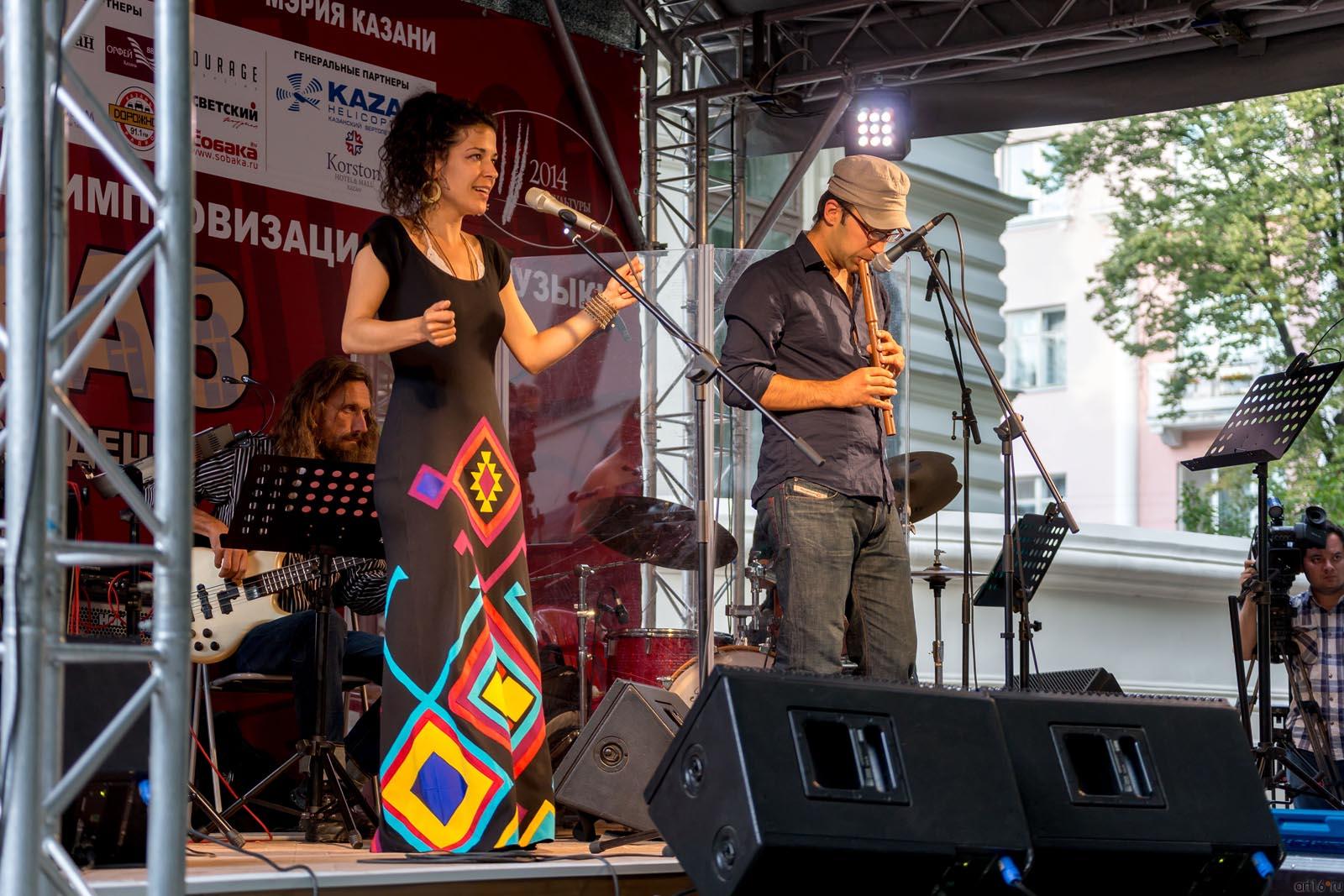 Ве­ро­ни­ка Стал­дер, Ва­ле­рий Тол­стов, Беат Ги­слер (на заднем плане)::24 июля 2014 «Authentic Light Orchestra» (Швейцария)