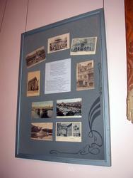 Стенд со старинными фотографиями, в центре стихотворение Дэрдменда «Обращение к ветру»