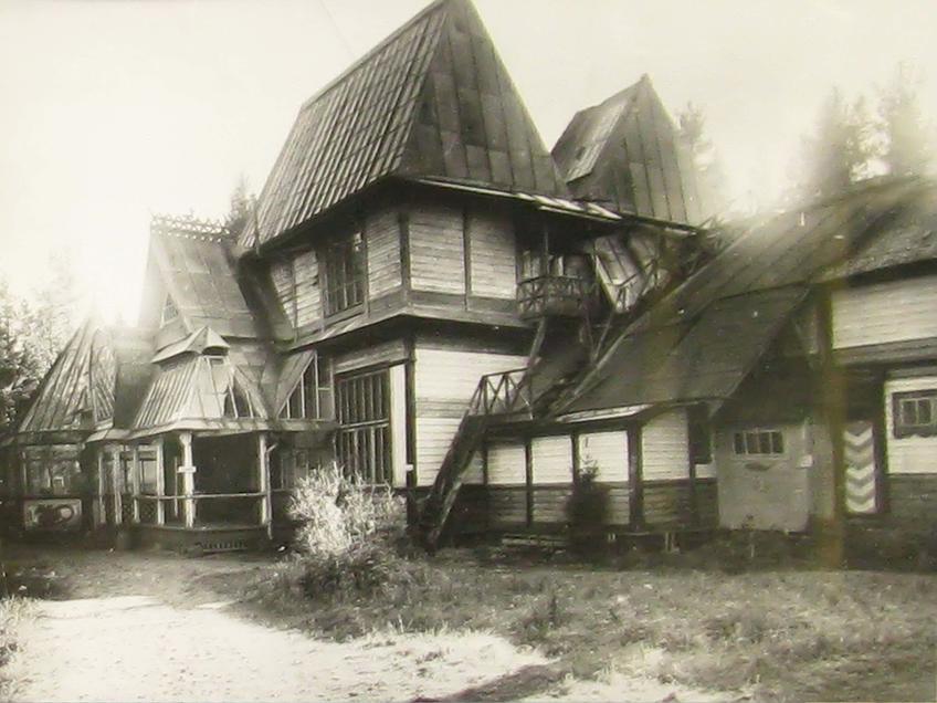 Дом в «Пенатах» после постройки веранды и второго этажа. 1908