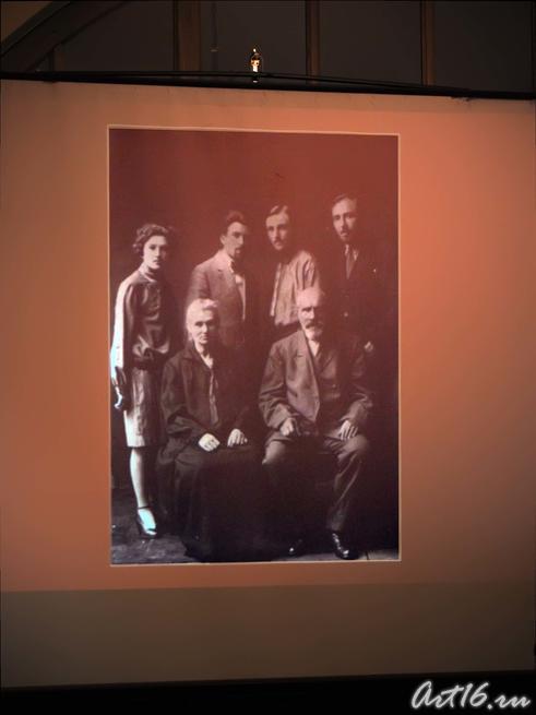 На экране семейное фото Н.И.  Воробьева::Бусыгинские чтения.