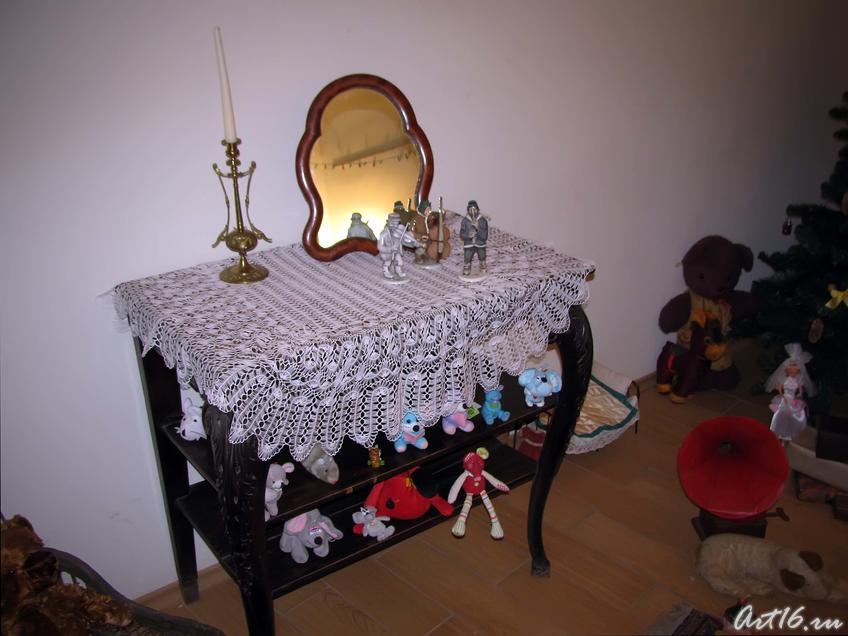 Зеркало, свеча на столе и много игрушек:: Выставка «В гостях у сказки»