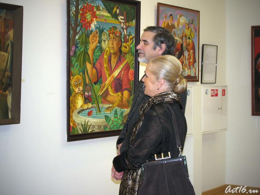 В зале, где выставлены картины членов семьи Хариса Якупова::«Художник. Семья. Ученики» 