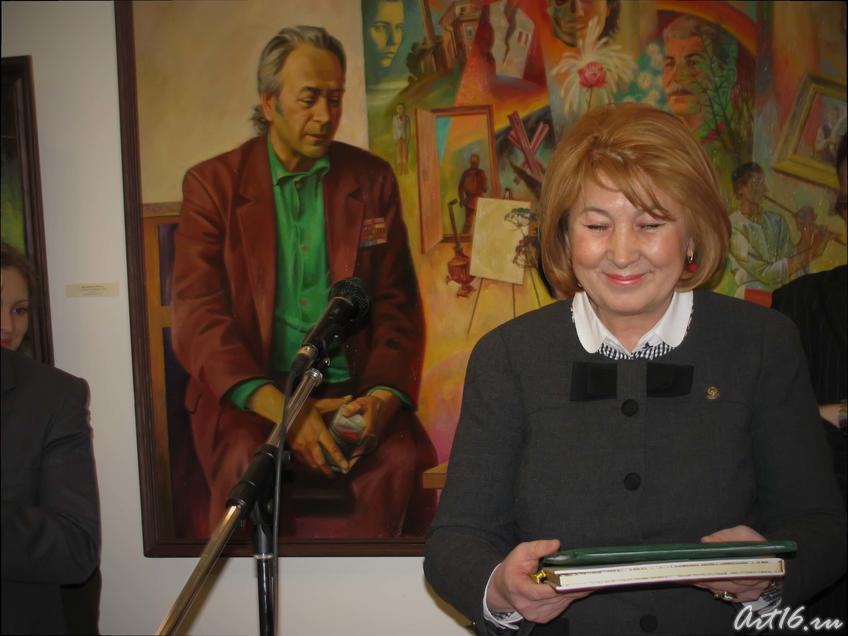 Зиля Рахимьяновна Валеева зачитывает поздравление от Президента РТ::«Художник. Семья. Ученики» 