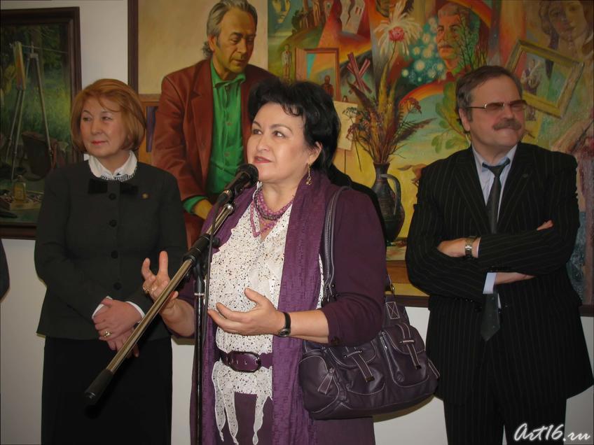 Фарида Хасьянова (на переднем плане)::«Художник. Семья. Ученики» 
