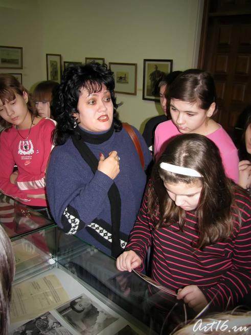 Инга Байназаровна Альменова со своими учениками ::Музейное занятие 
