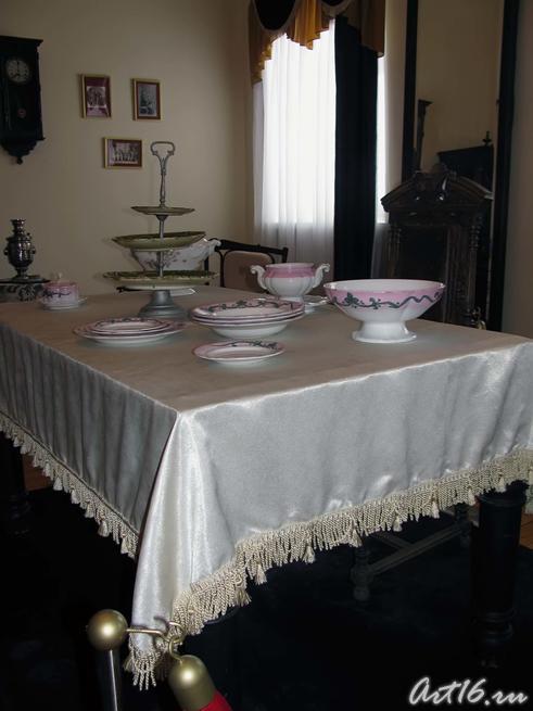 Обеденный стол с фарфоровым сервизом::Буинск