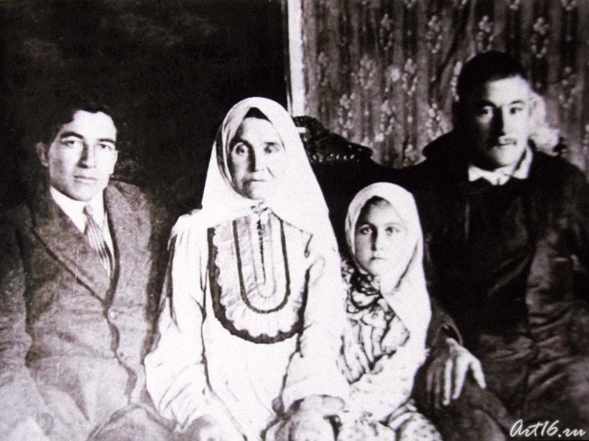 Писатель Г. Гали с матерью Васифой и близкими родственниками::Буинск