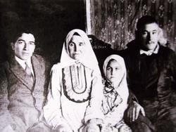 Писатель Г. Гали с матерью Васифой и близкими родственниками