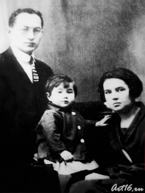 Галимзян Шараф с женой Асьмой и дочерью Юлдуз::Буинск