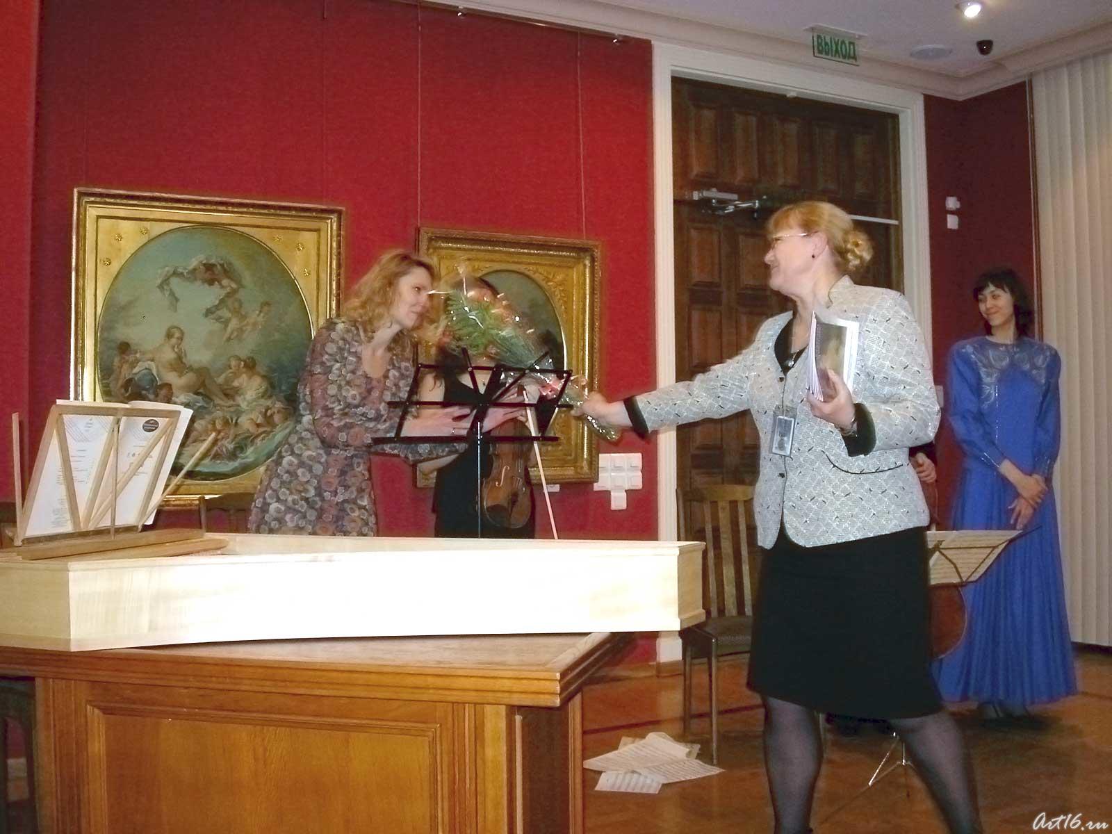 Ольга Пиульская благодарит Елену Бурундуковскую за прекрасную игру::«Шедевры инструментального барокко...» Эрмитажная гостиная