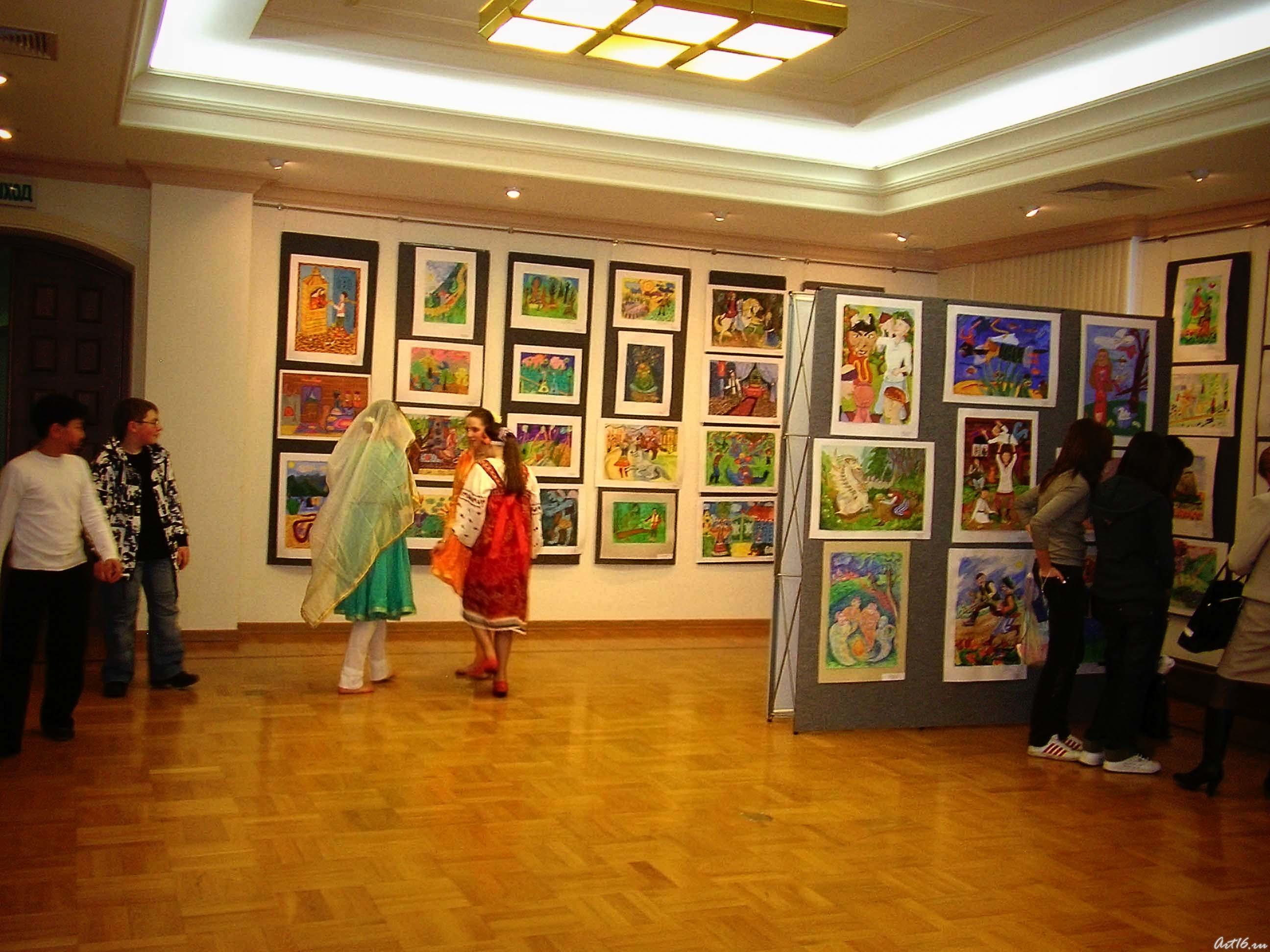 Фрагмент экспозиции выставки::Дети рисуют сказки