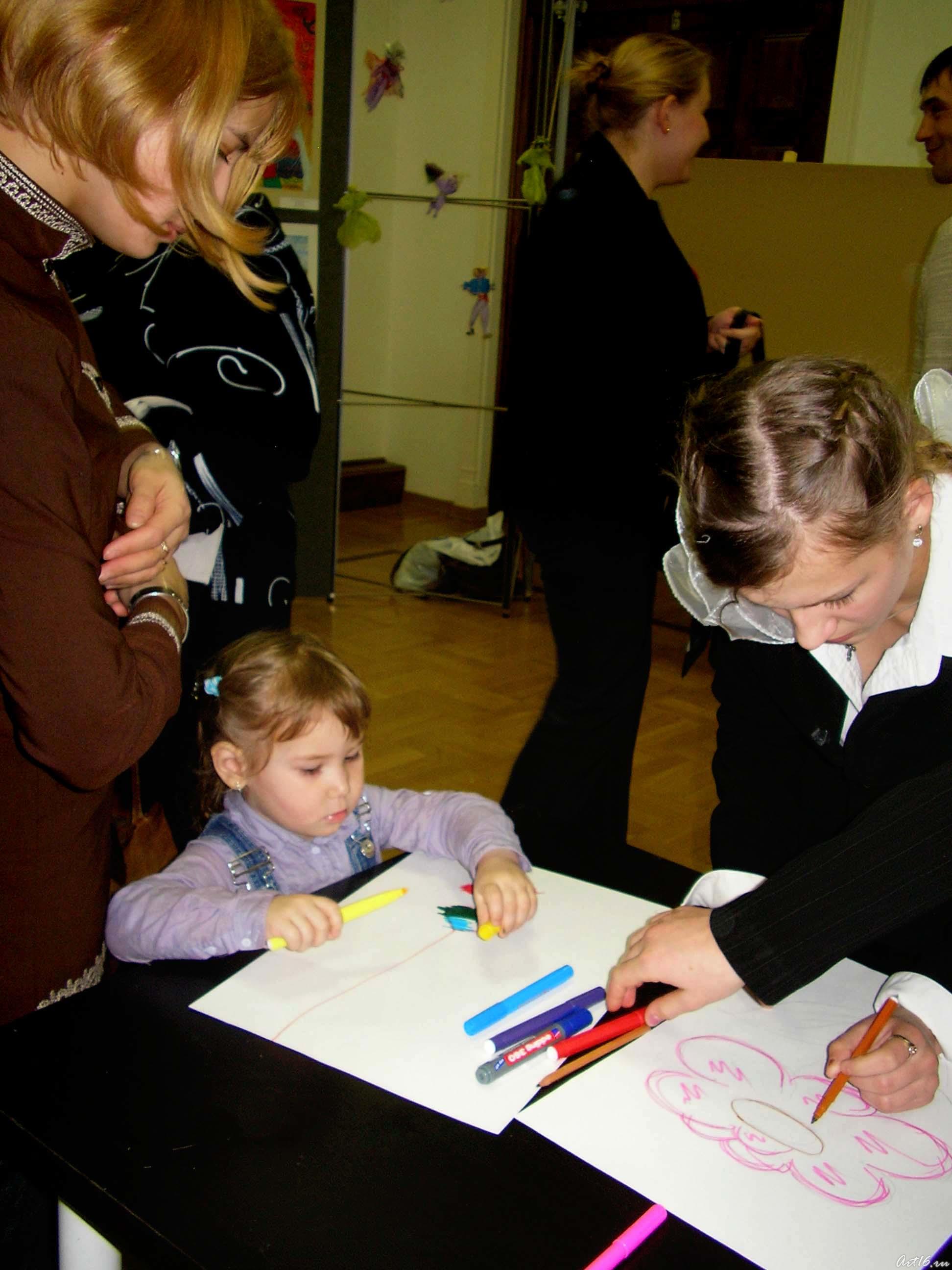 Для каждого желающего готовы карандаши, краски.....::Дети рисуют сказки