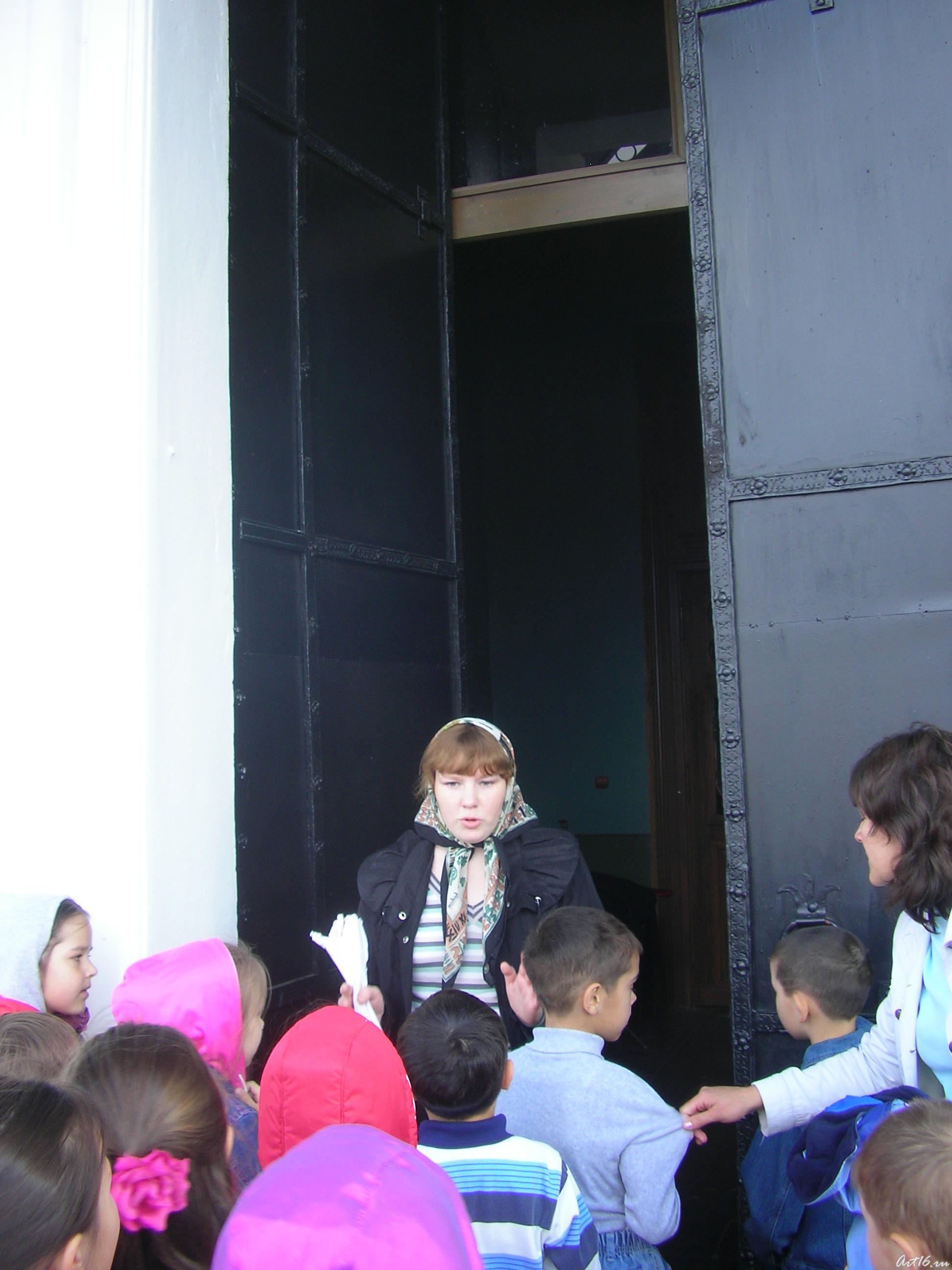 Девочки покрыли головы::В поисках клада