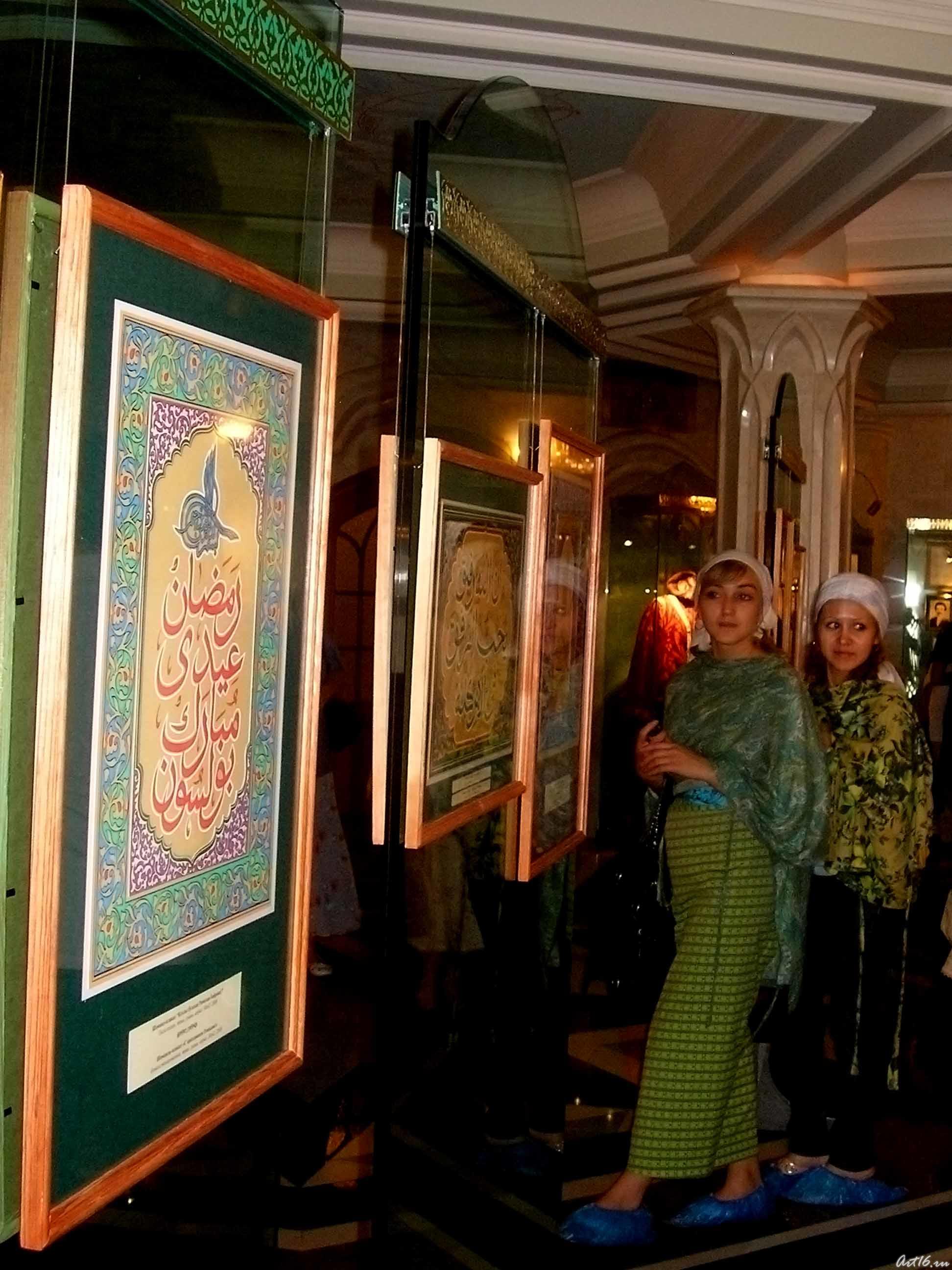 На выставке шамаилей Н. Наккаша::Наджип Наккаш «Вдохновленный Кораном и Тукаем…»