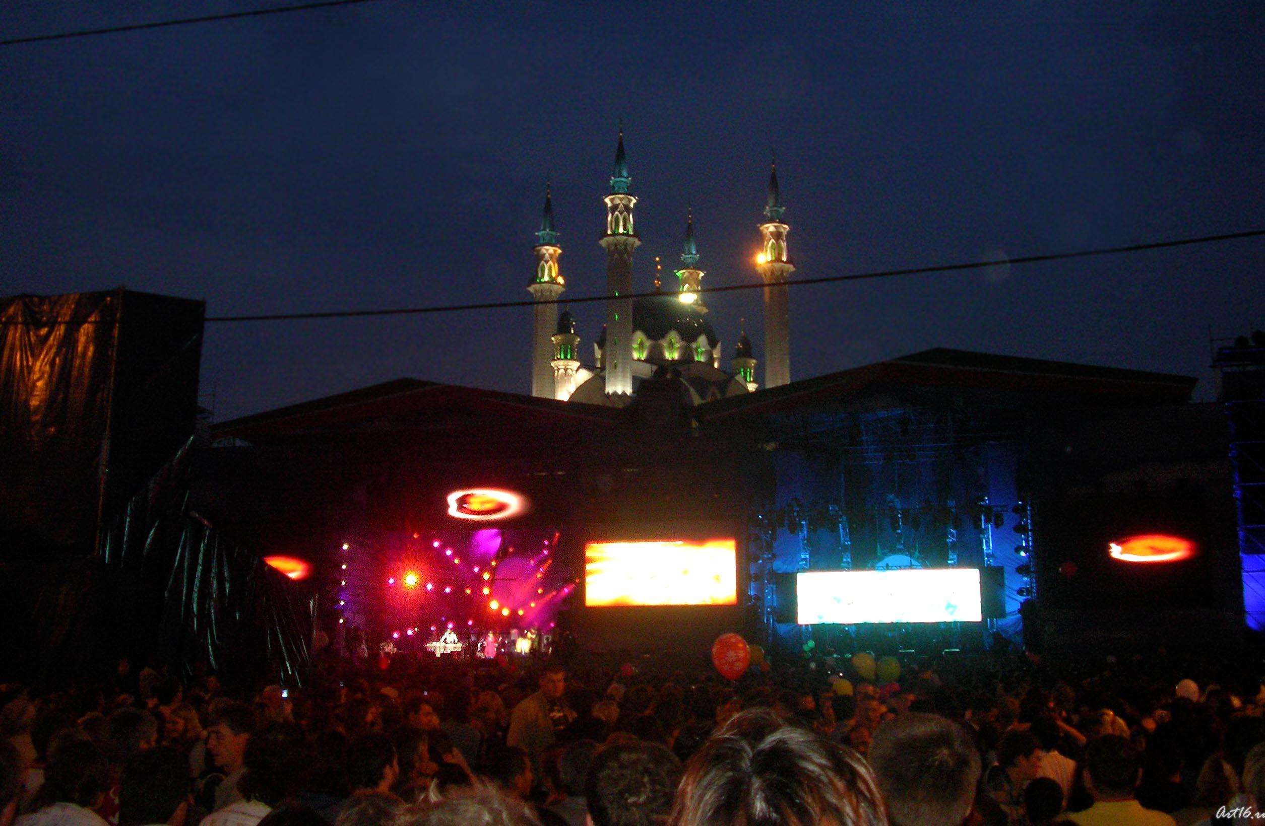 Вид на мечеть Кул Шариф с площади Тысячелетия::Рок-фестиваль у стен Казанского Кремля