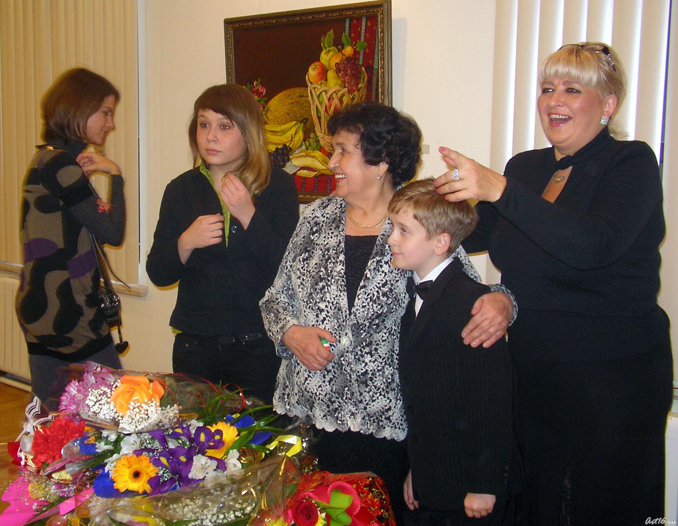 Рушан Якупова в окружении родных::Рушан Якупова