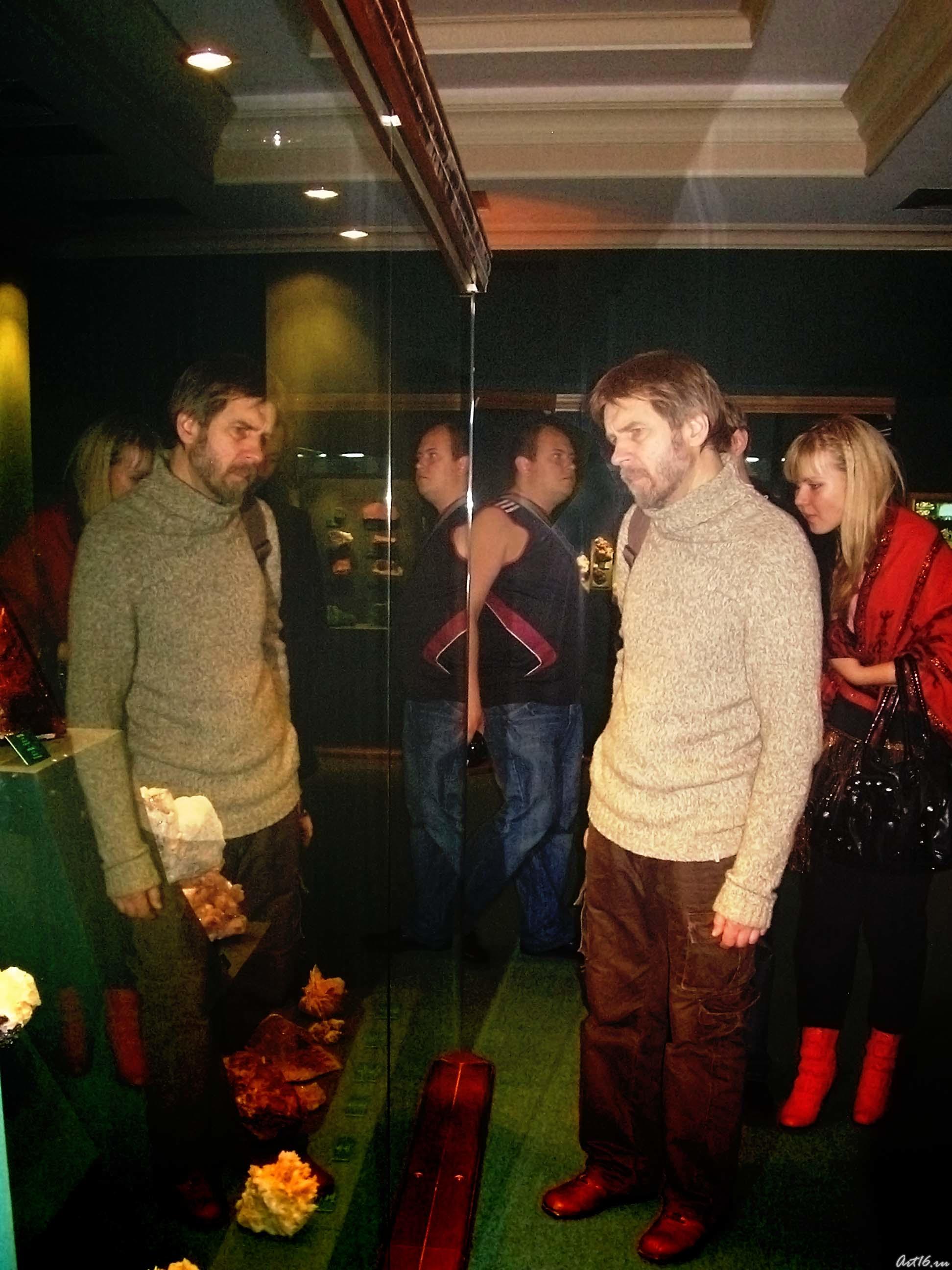 У стенда с минералами::Музыка. Космос. Династия