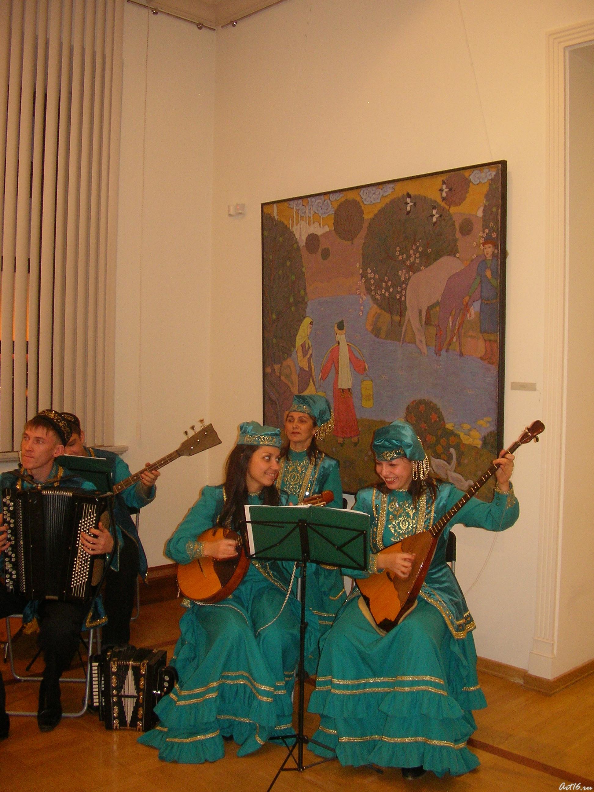 Оркестр народной музыки::Выставка Рифката Вахитова