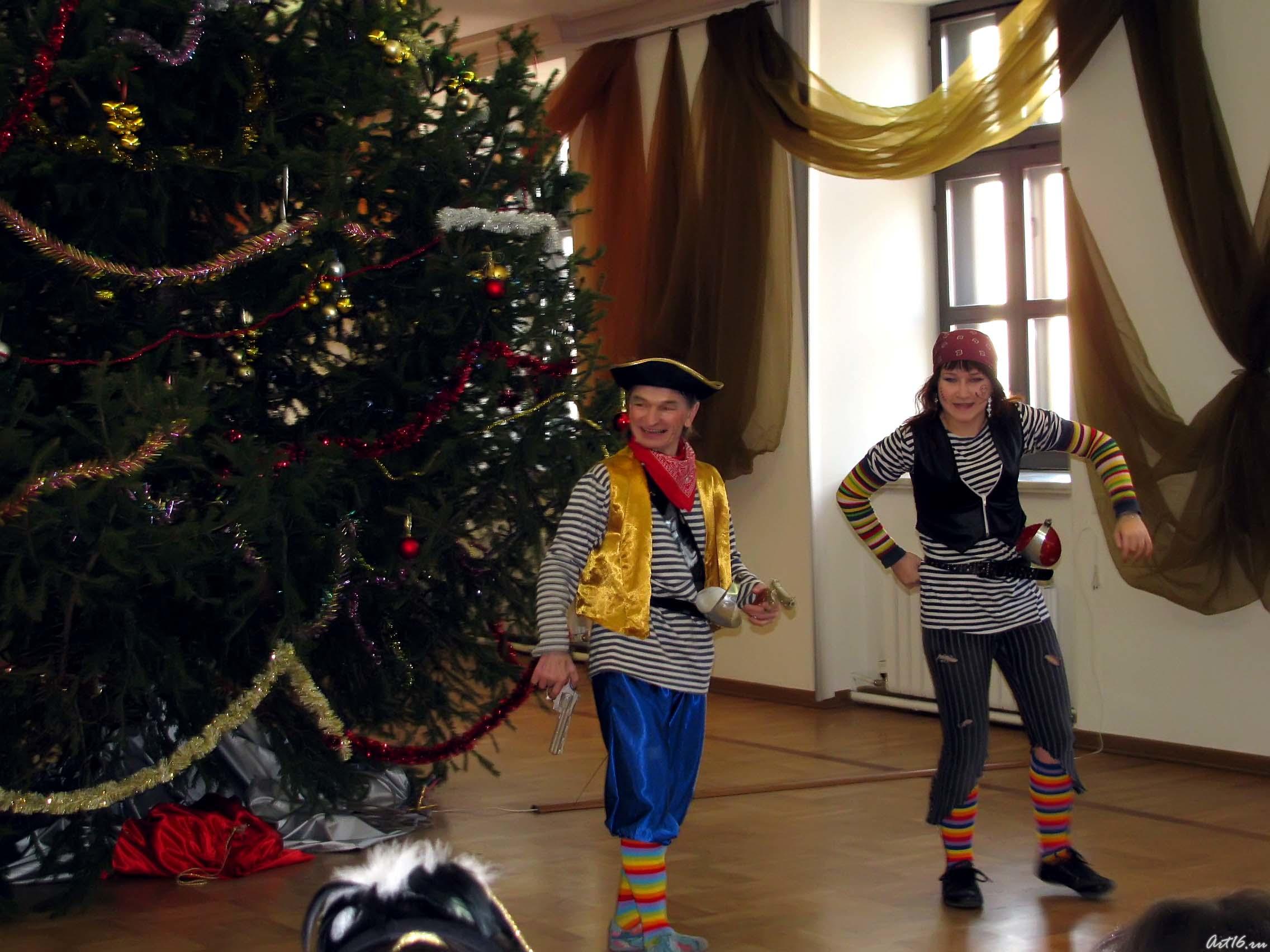 Что бы нам сделать такого плохого? Ещё придумаем. А пока поиграем.::Эрмитажная Ёлка 2008/2009