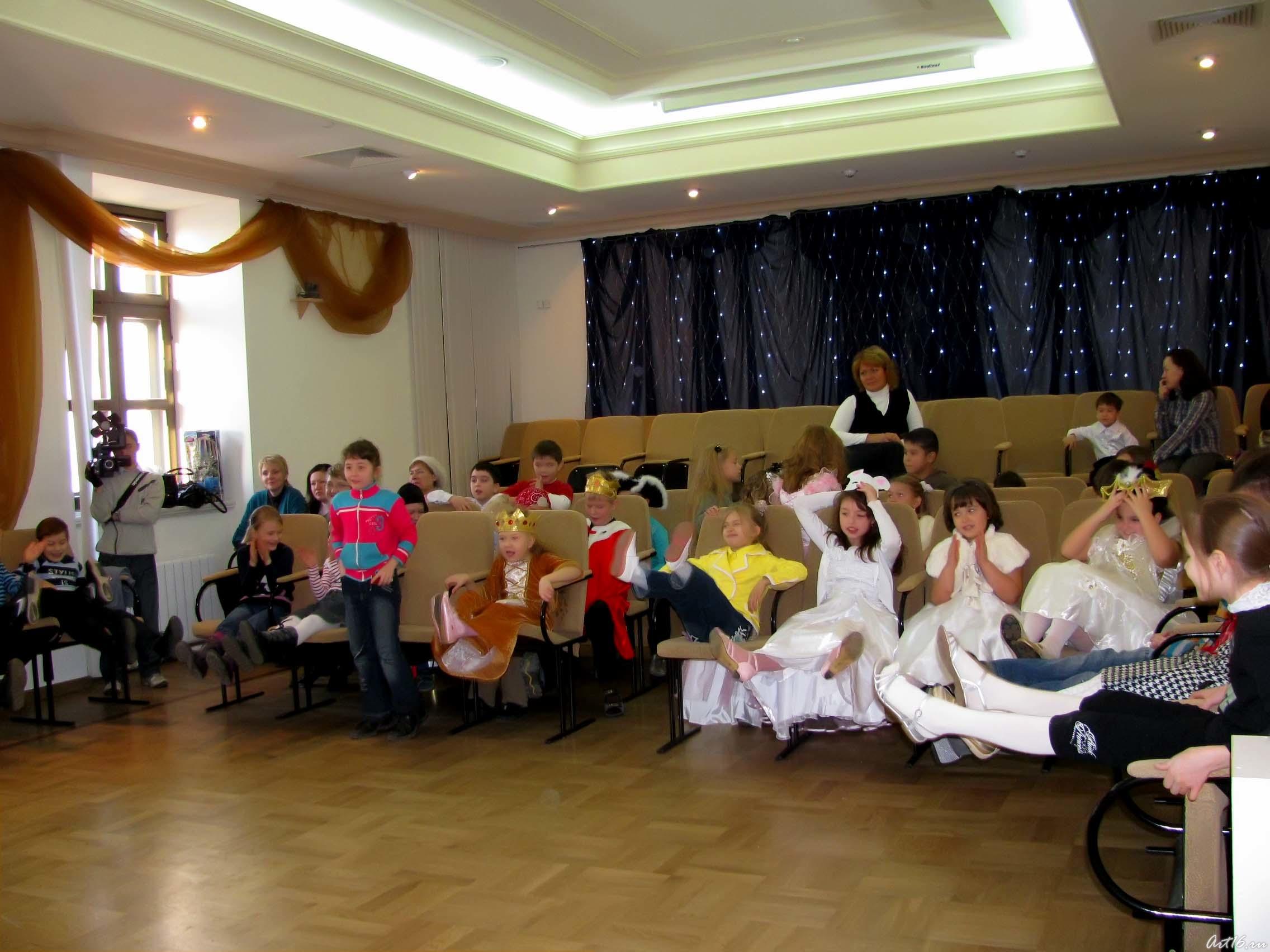 Ладошек уже не хватает... в ход пошли ножки!::Эрмитажная Ёлка 2008/2009