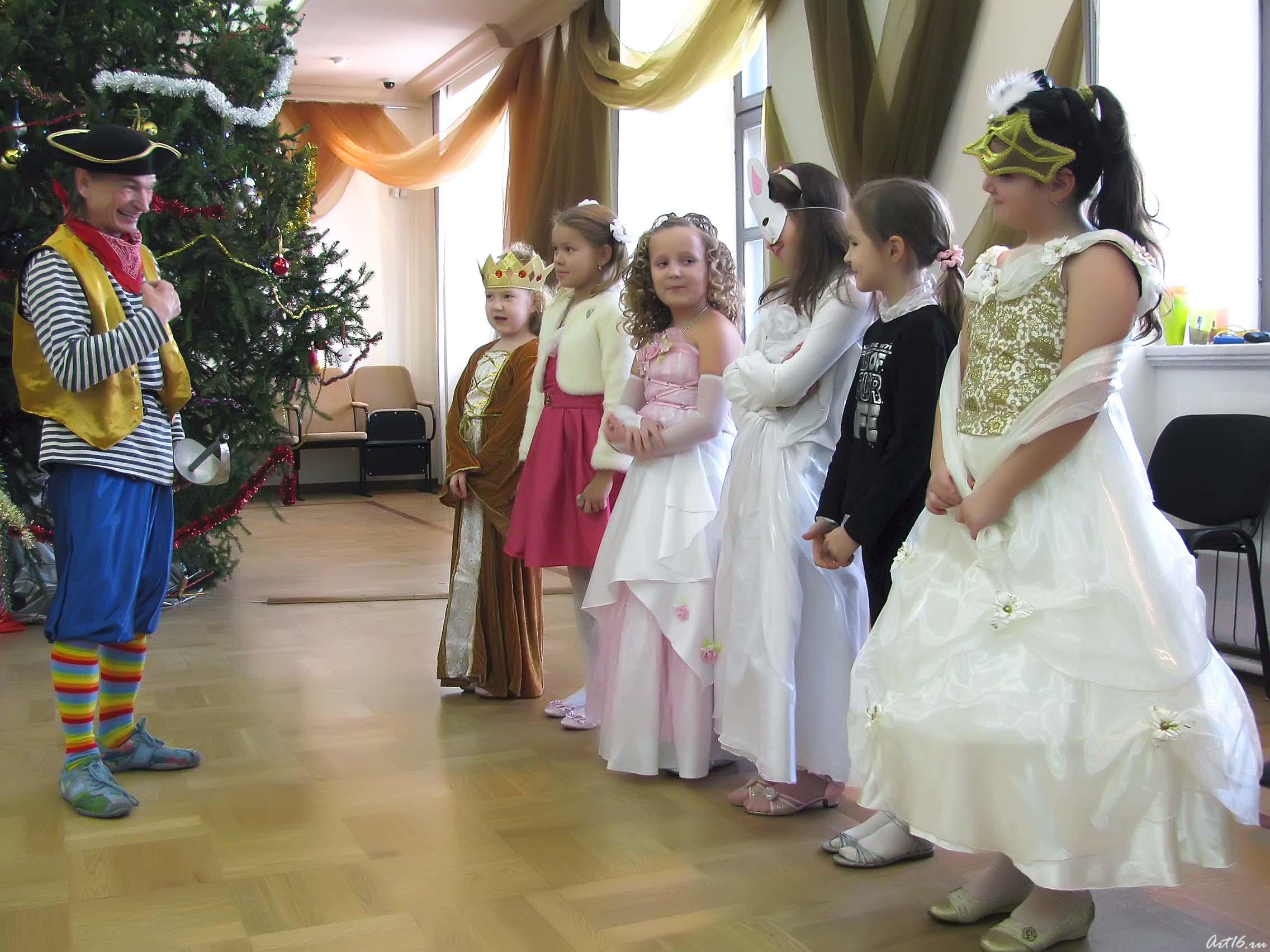 Для игры, Роджер выбрал себе команду девочек::Эрмитажная Ёлка 2008/2009