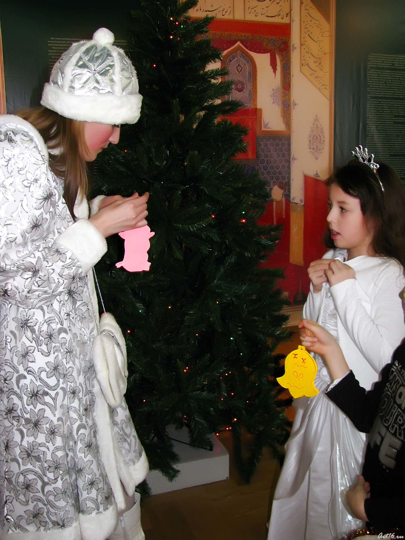 Разукрасила игрушку первой. Но ниточка развязалась. Ничего, Снегурочка поможет!::Эрмитажная Ёлка 2008/2009