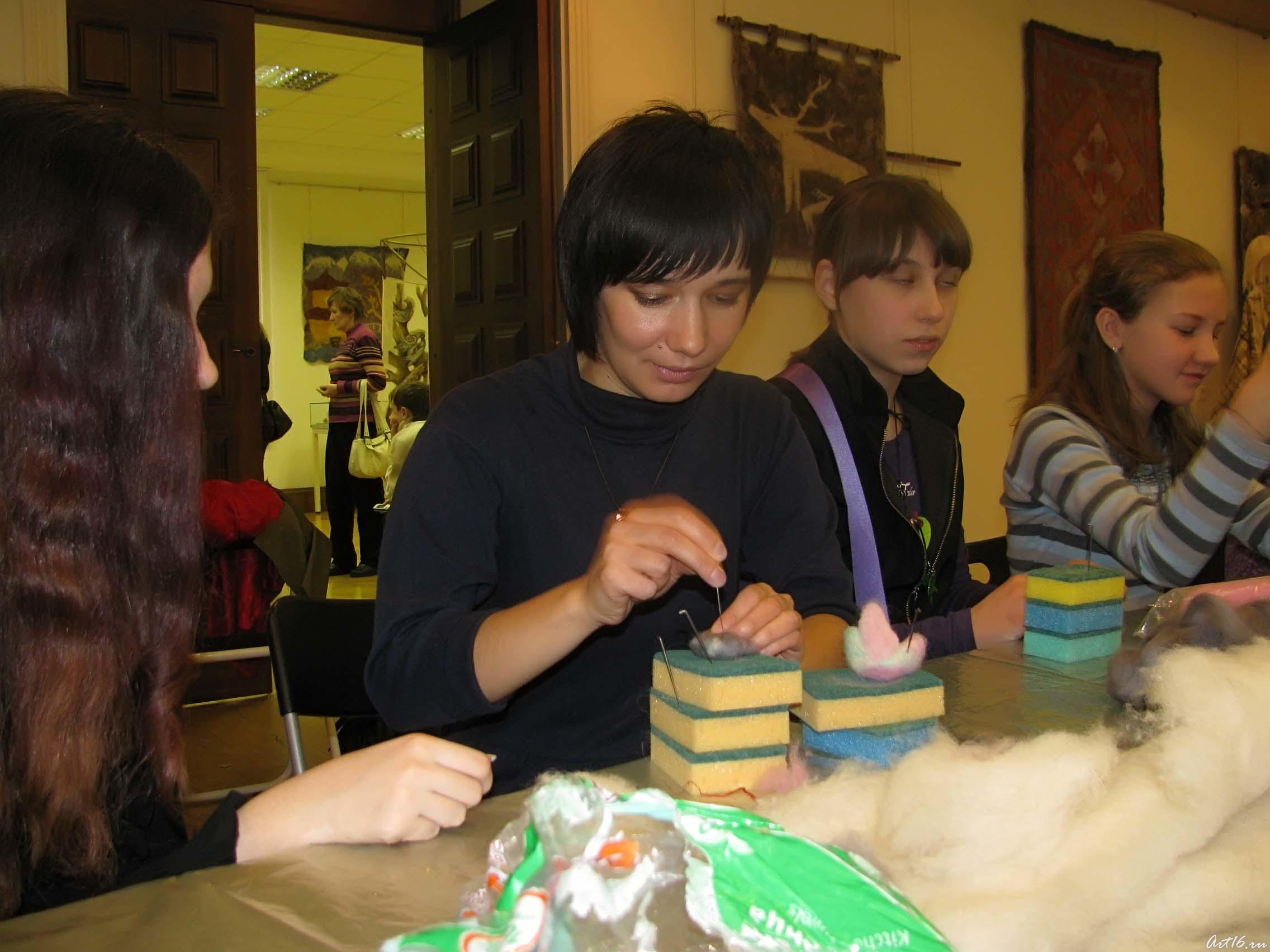 Е. Ермолина за работой::Искусство войлока в тюркском мире: история и современность