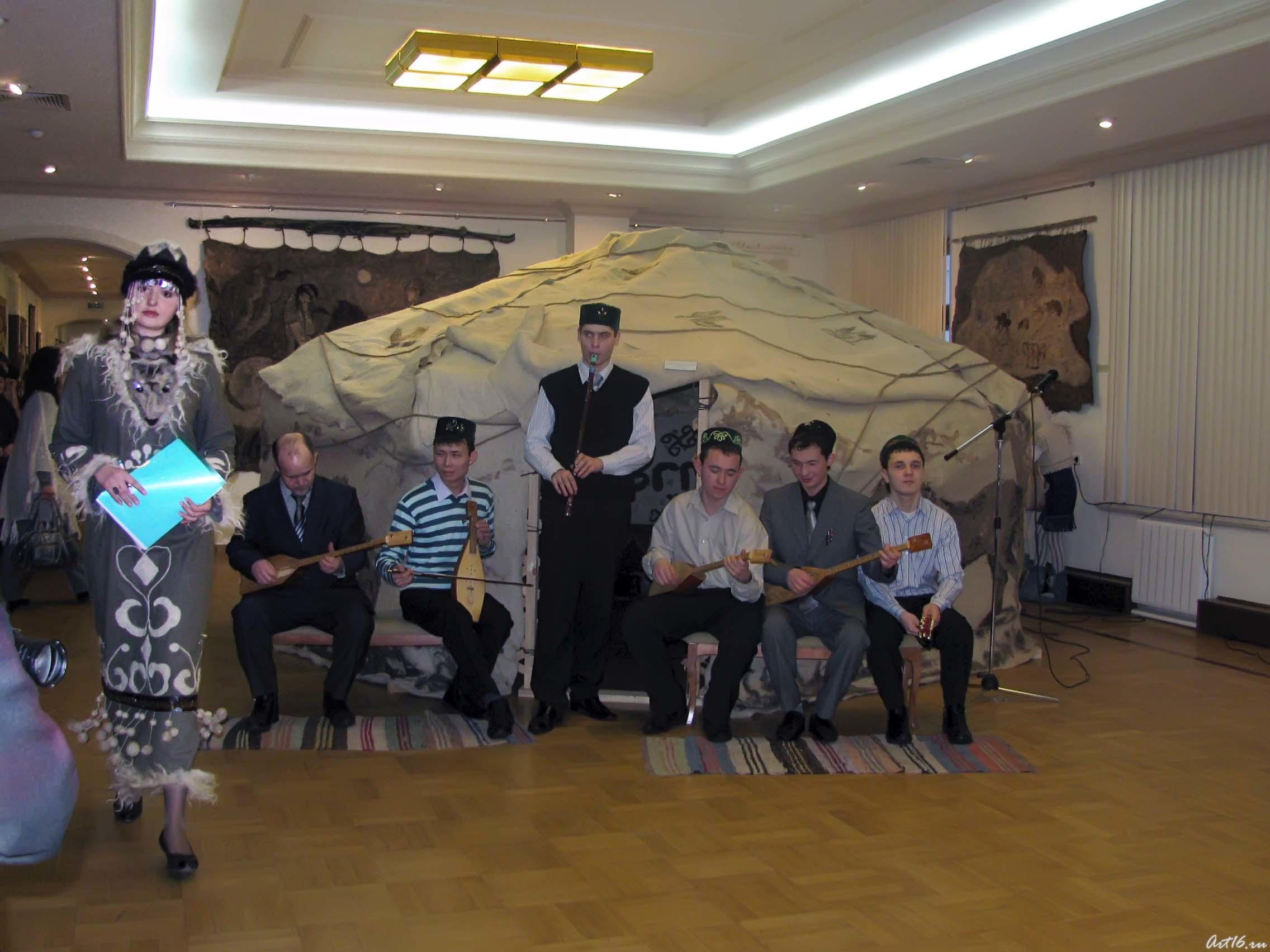 Перед началом официального открытия выставки::Современное искусство войлока в тюркском мире. Азербайджан, Казахстан, Башкортостан, Татарстан