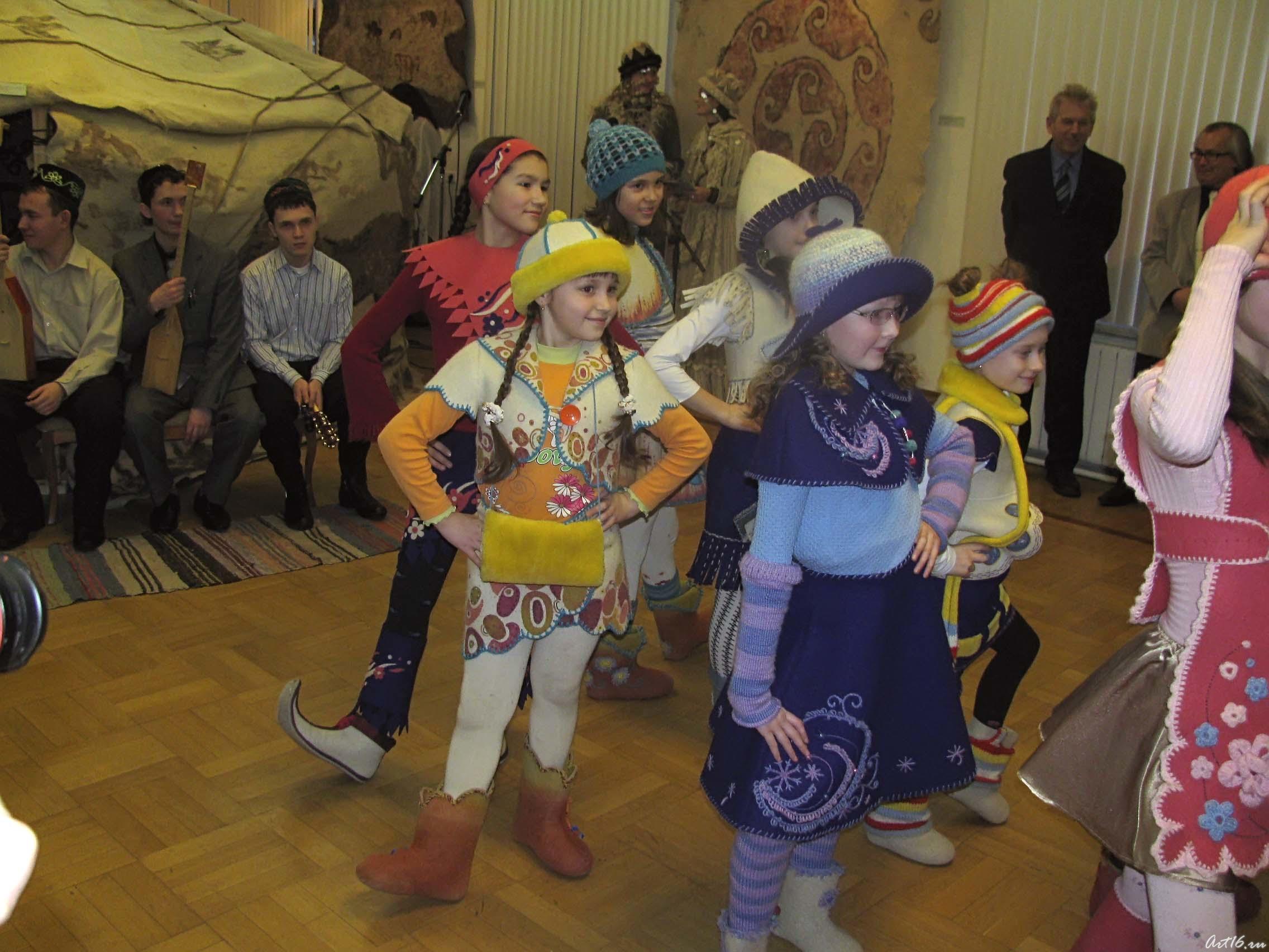 Демонстрация моделей детской одежды из войлока ʺКукморские валенкиʺ::Современное искусство войлока в тюркском мире. Азербайджан, Казахстан, Башкортостан, Татарстан