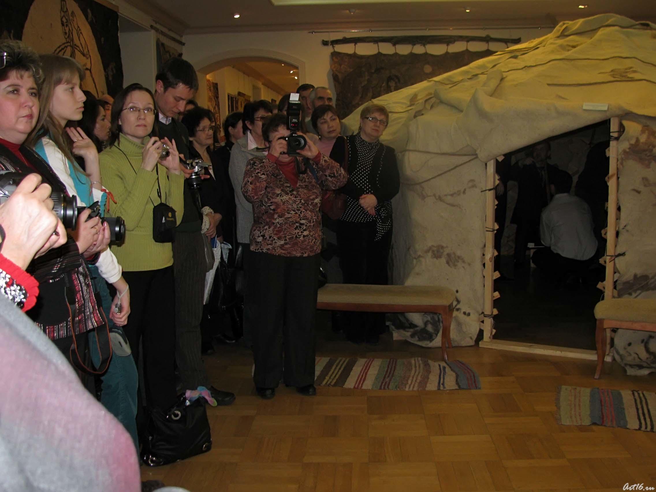 На открытии выставки ʺСовременное искусство войлока в современном мире...ʺ::Современное искусство войлока в тюркском мире. Азербайджан, Казахстан, Башкортостан, Татарстан