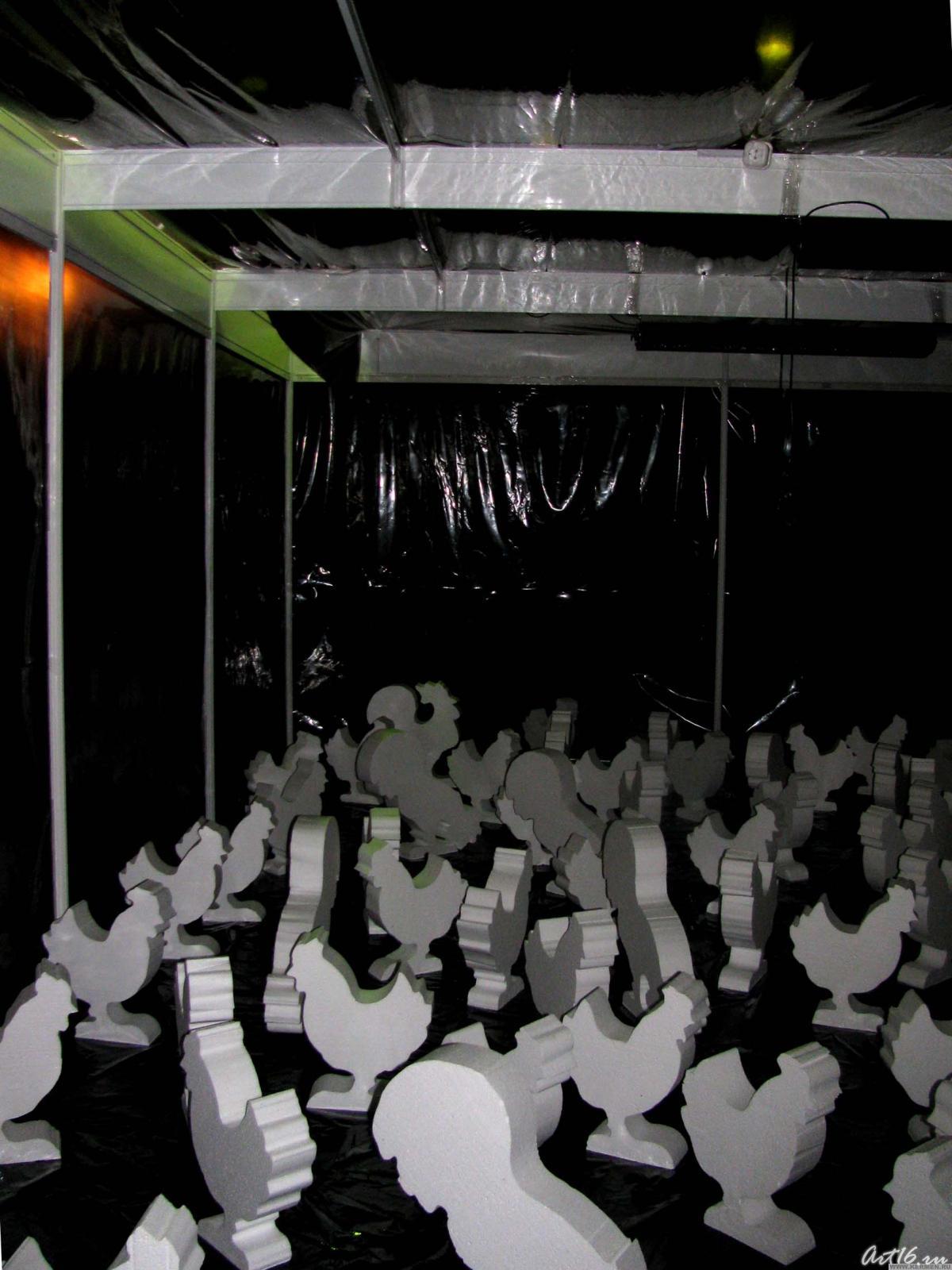 И что там за знаком? Да куры обычные, пенопластовые::Арт-галерея. Казань - 2009