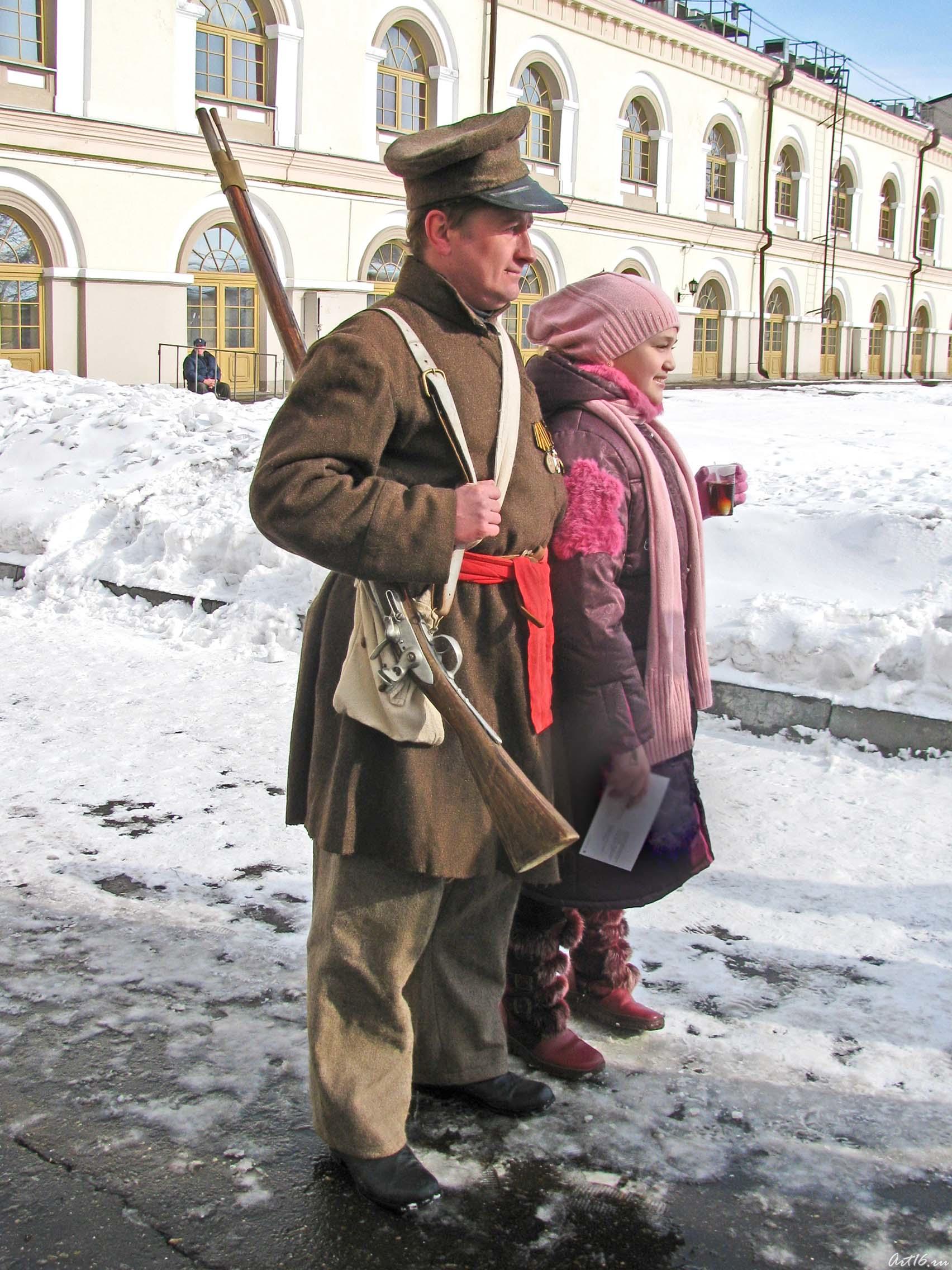 Фото с солдатом::Масленица—2009