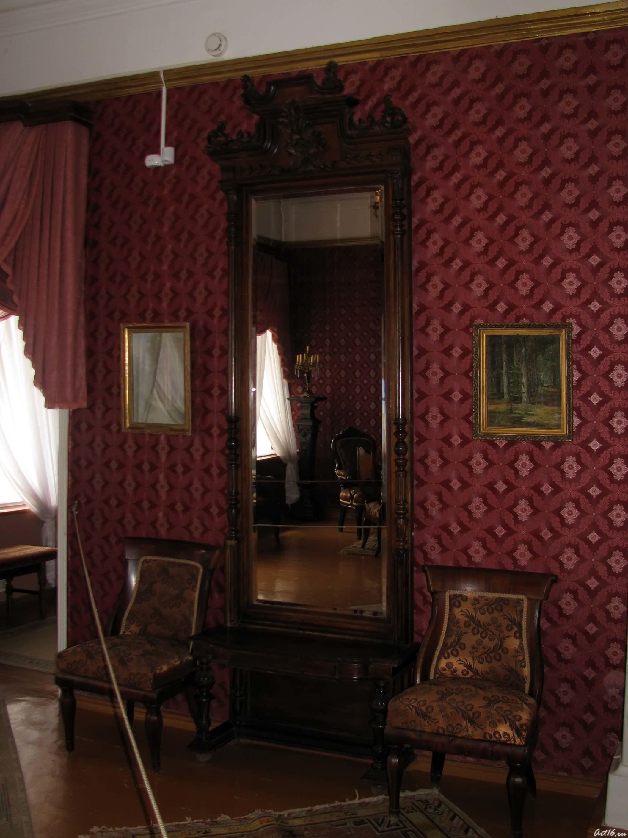 Фрагмент интерьера парадной гостиной::Дом-музей И.И.Шишкина