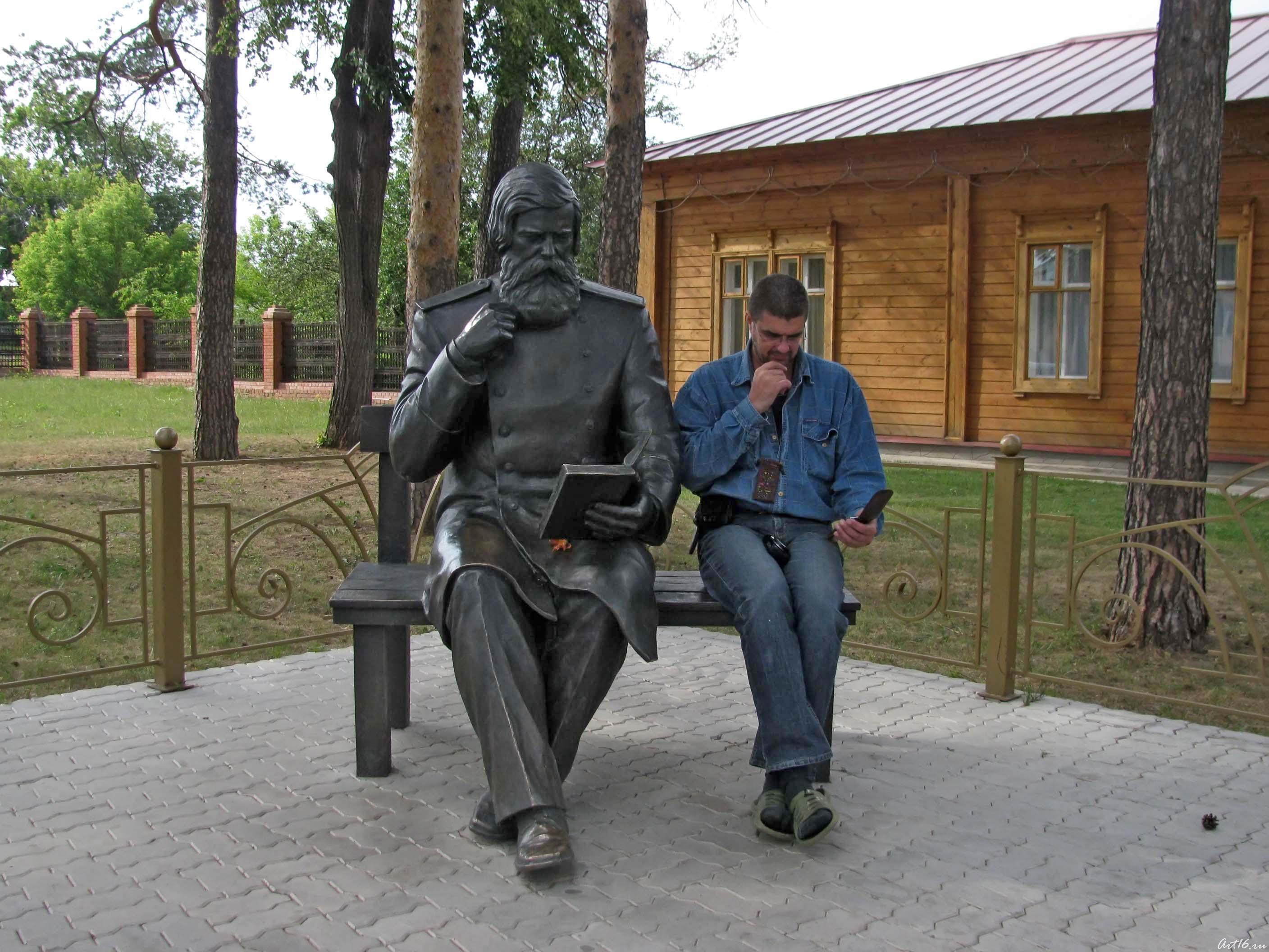 Памятник В.М.Бехтереву::Музей уездной медицины им. В.М.Бехтерева