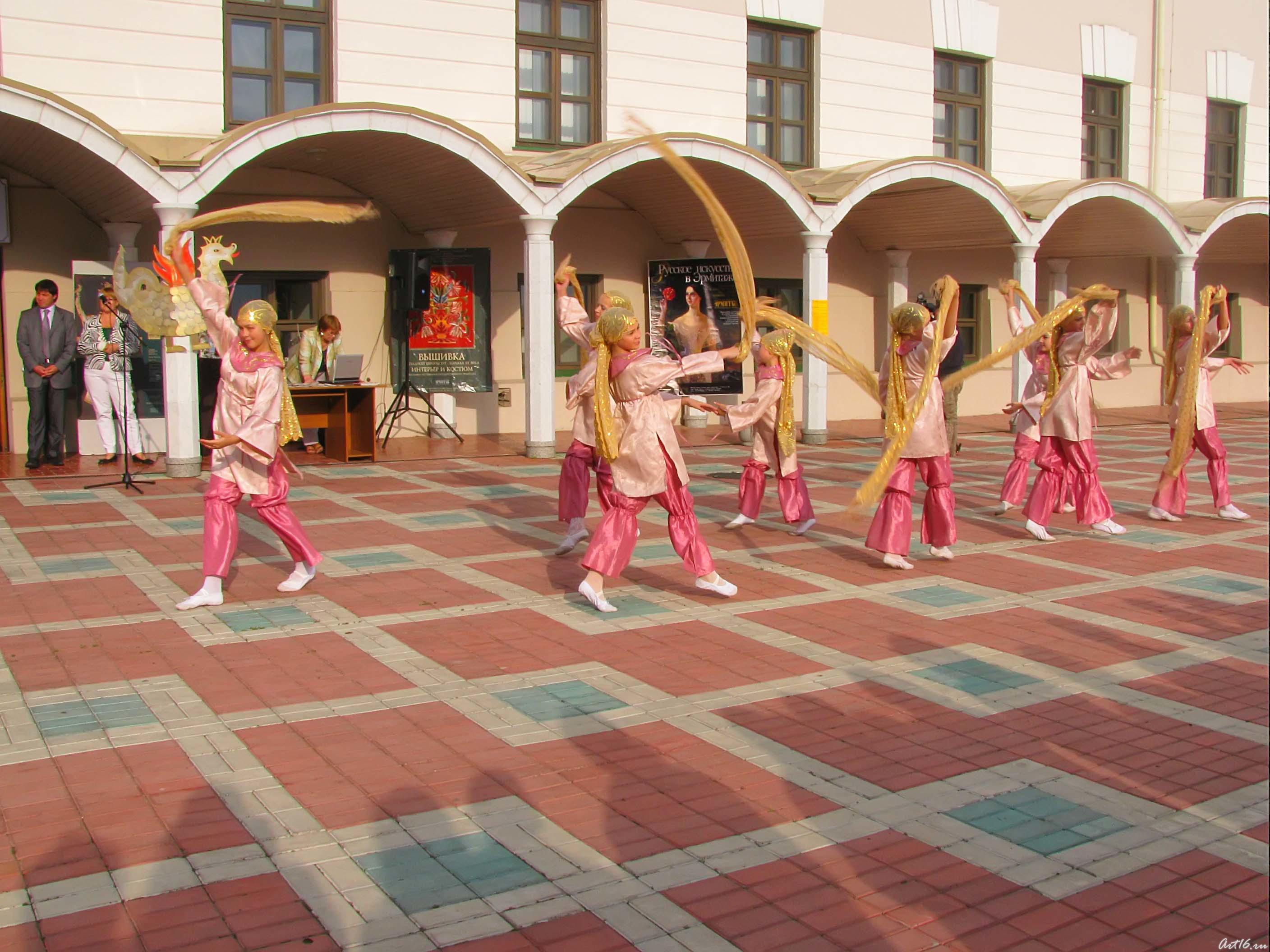 Танец ʺЗолотая нитьʺ::Центру «Эрмитаж-Казань» —Четыре года!