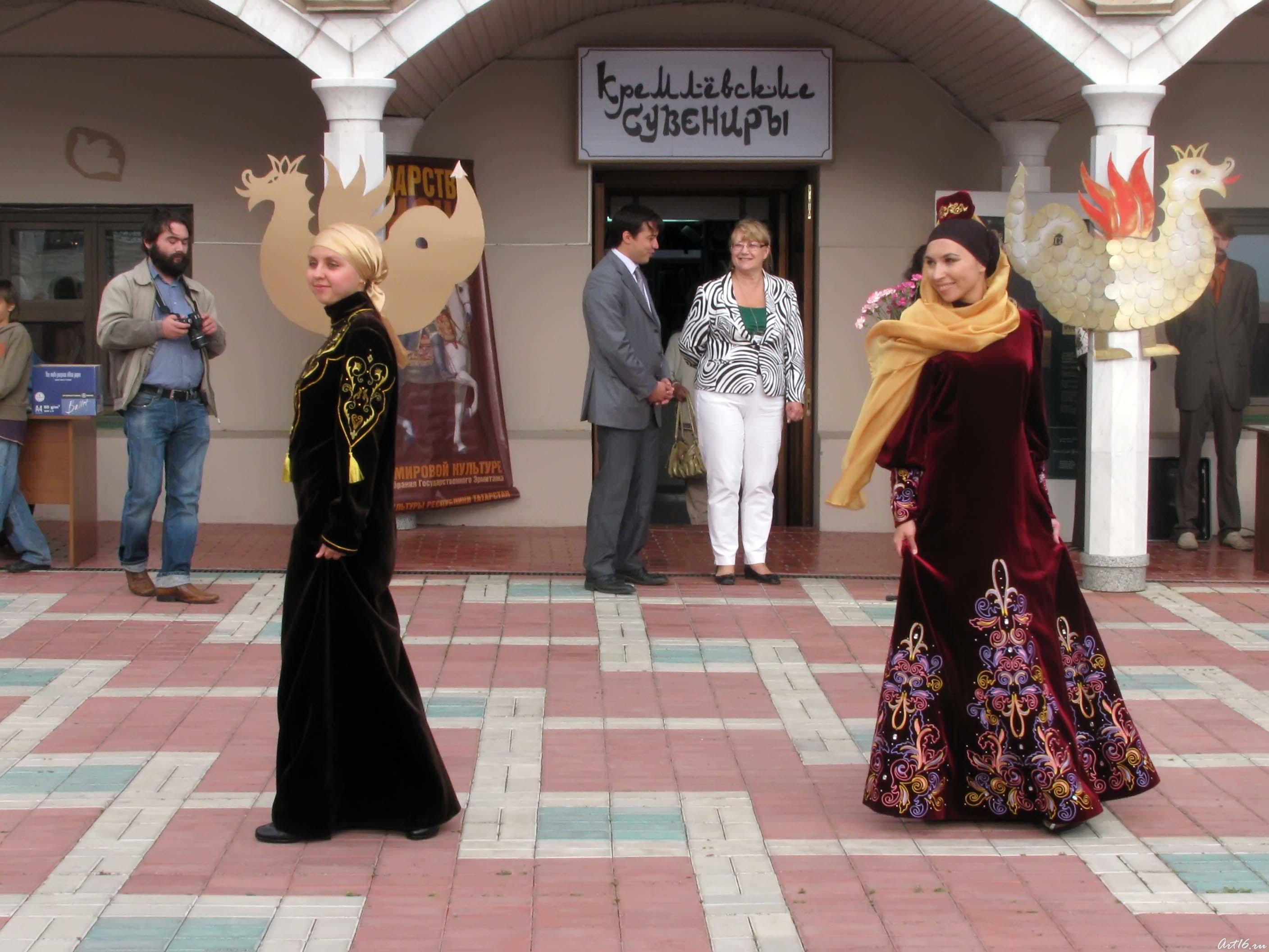 Показ коллекции национальной  одежды_3::Центру «Эрмитаж-Казань» —Четыре года!