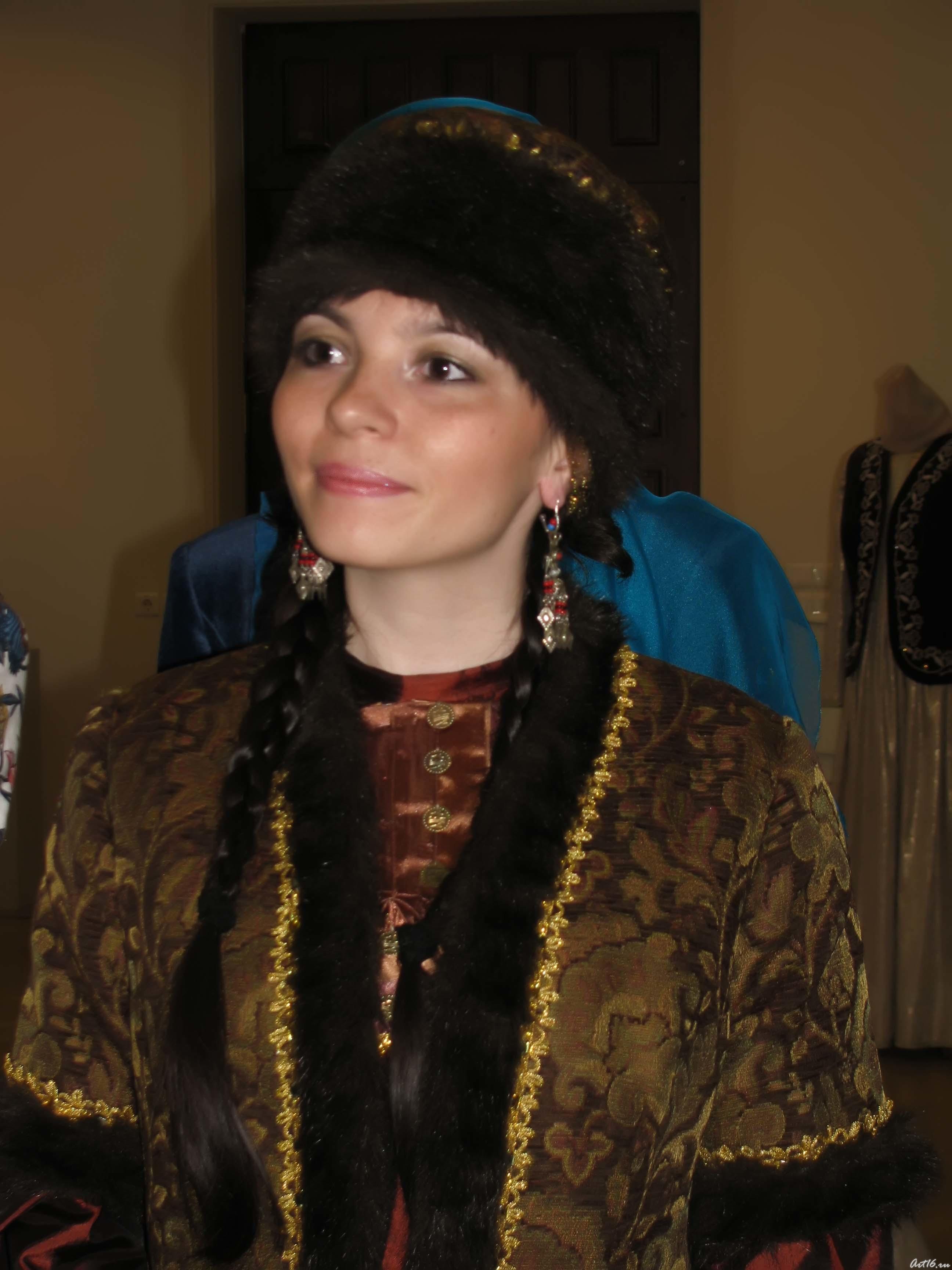 Девушка в национальной одежде::Центру «Эрмитаж-Казань» —Четыре года!