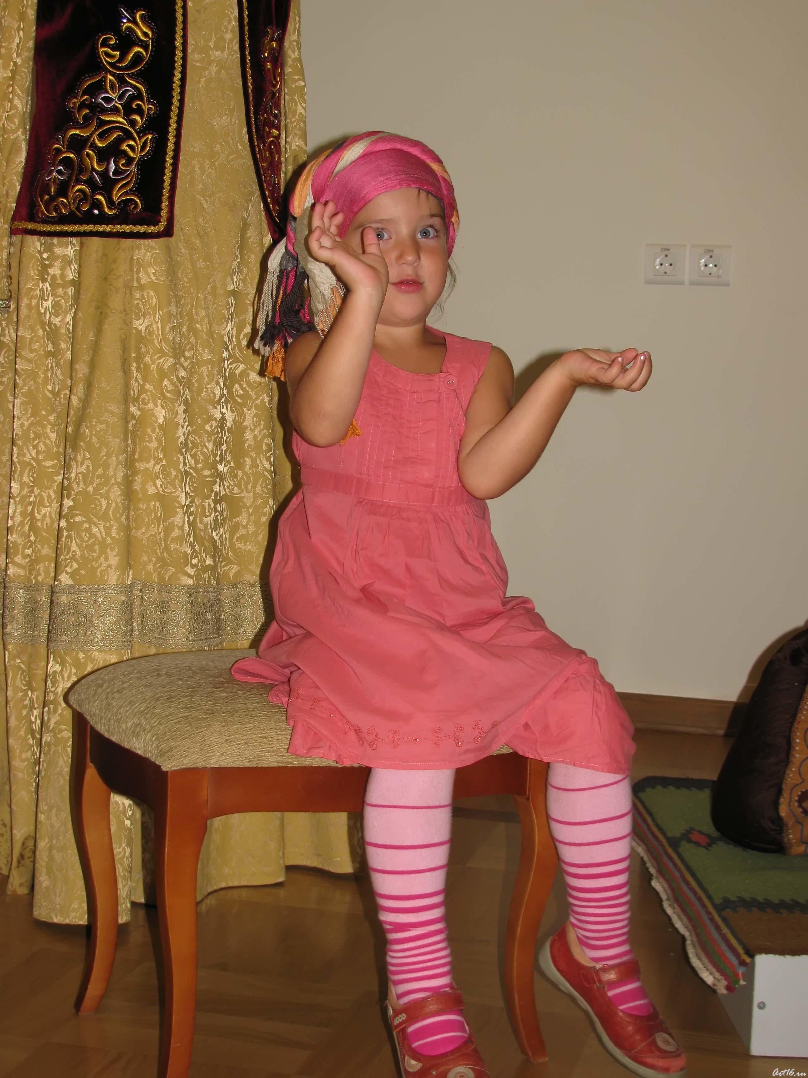 Девочка в платке, завязанном по-мусульмански::Центру «Эрмитаж-Казань» —Четыре года!