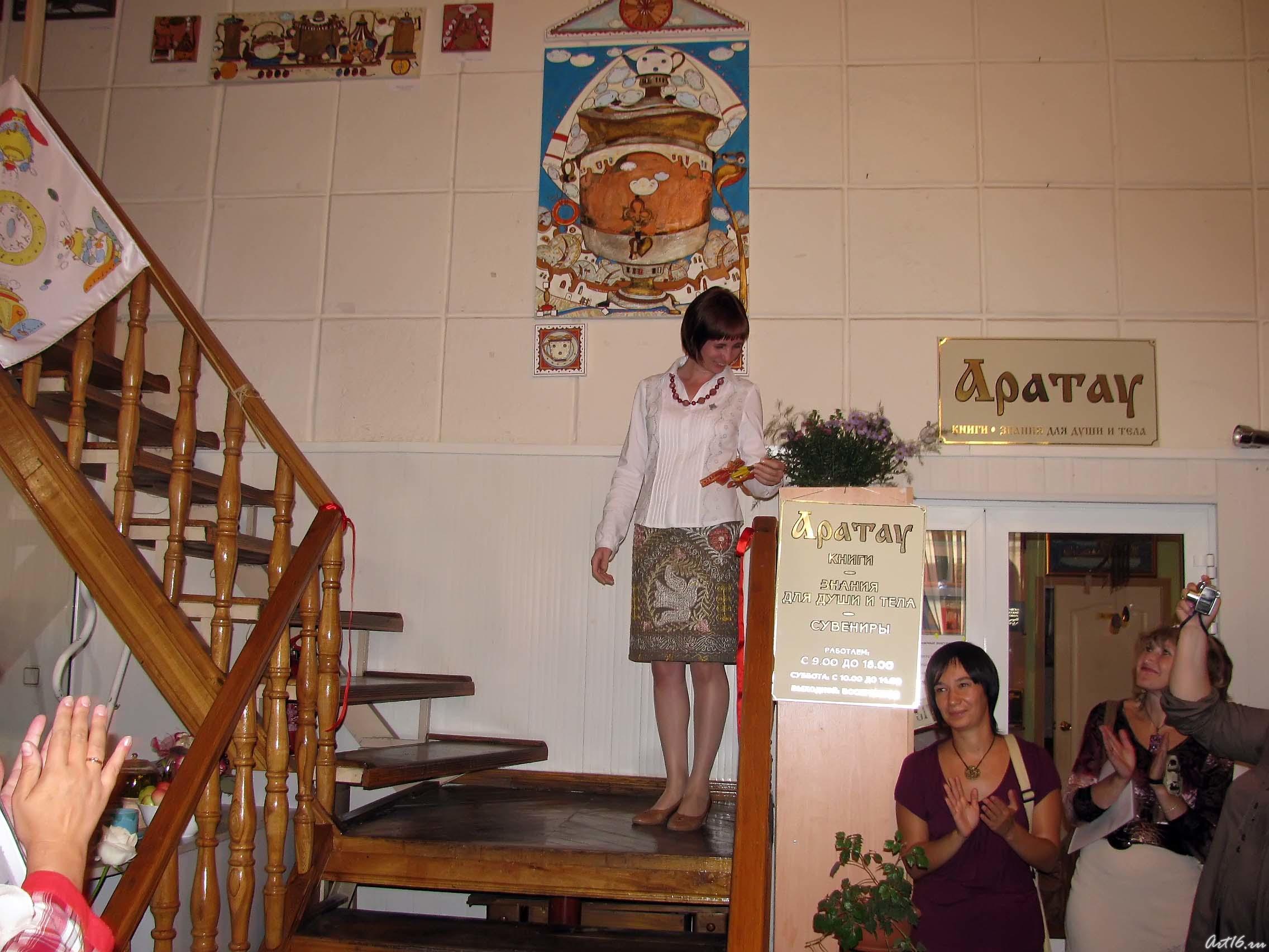 Ленточка перерезана. Выставка открыта::«Самоварная», выставка Елены Титовой