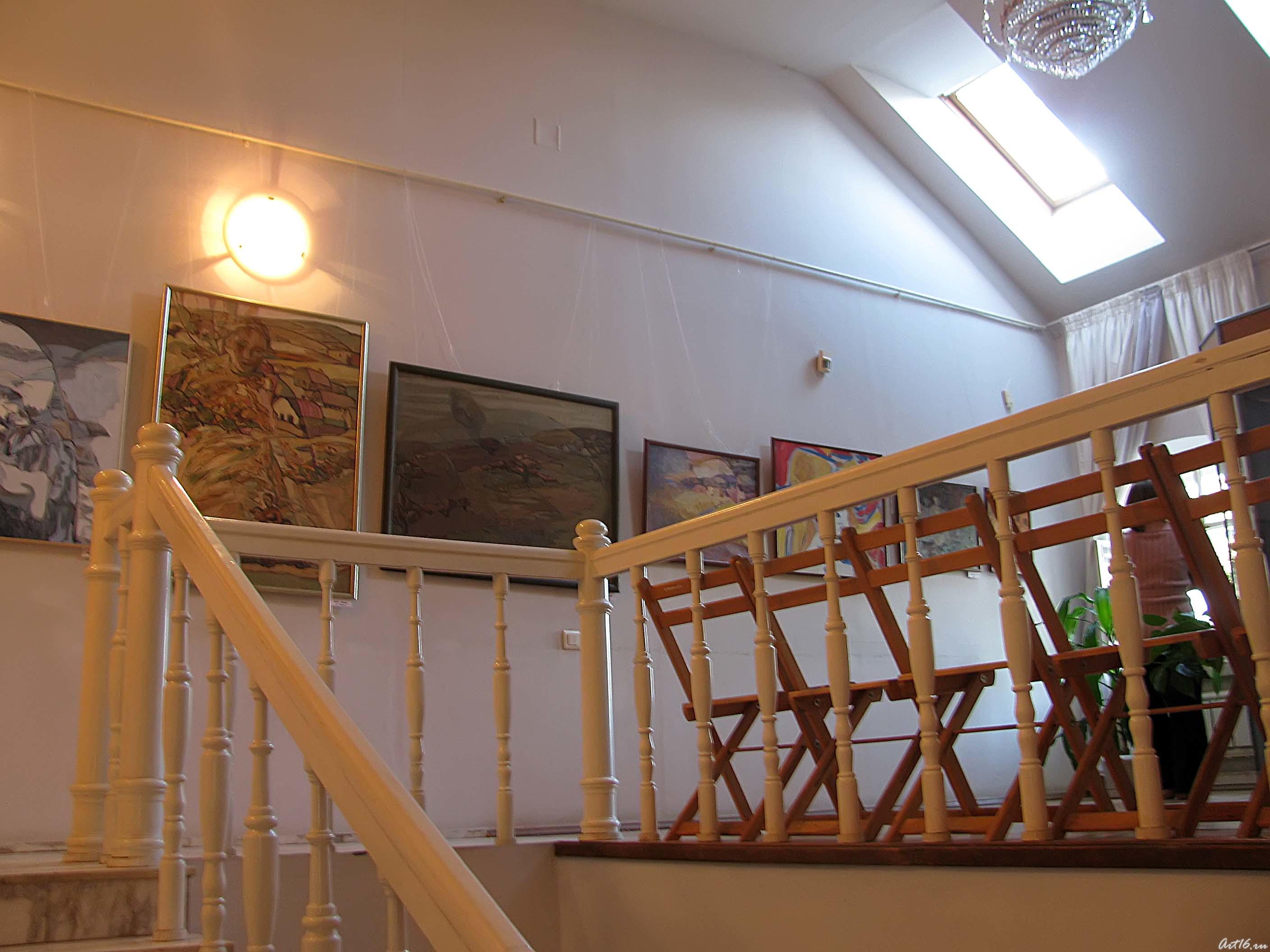 Зал живописи. Второй этаж музея Баки Урманче::Роберт Гайсин «Прикосновение»