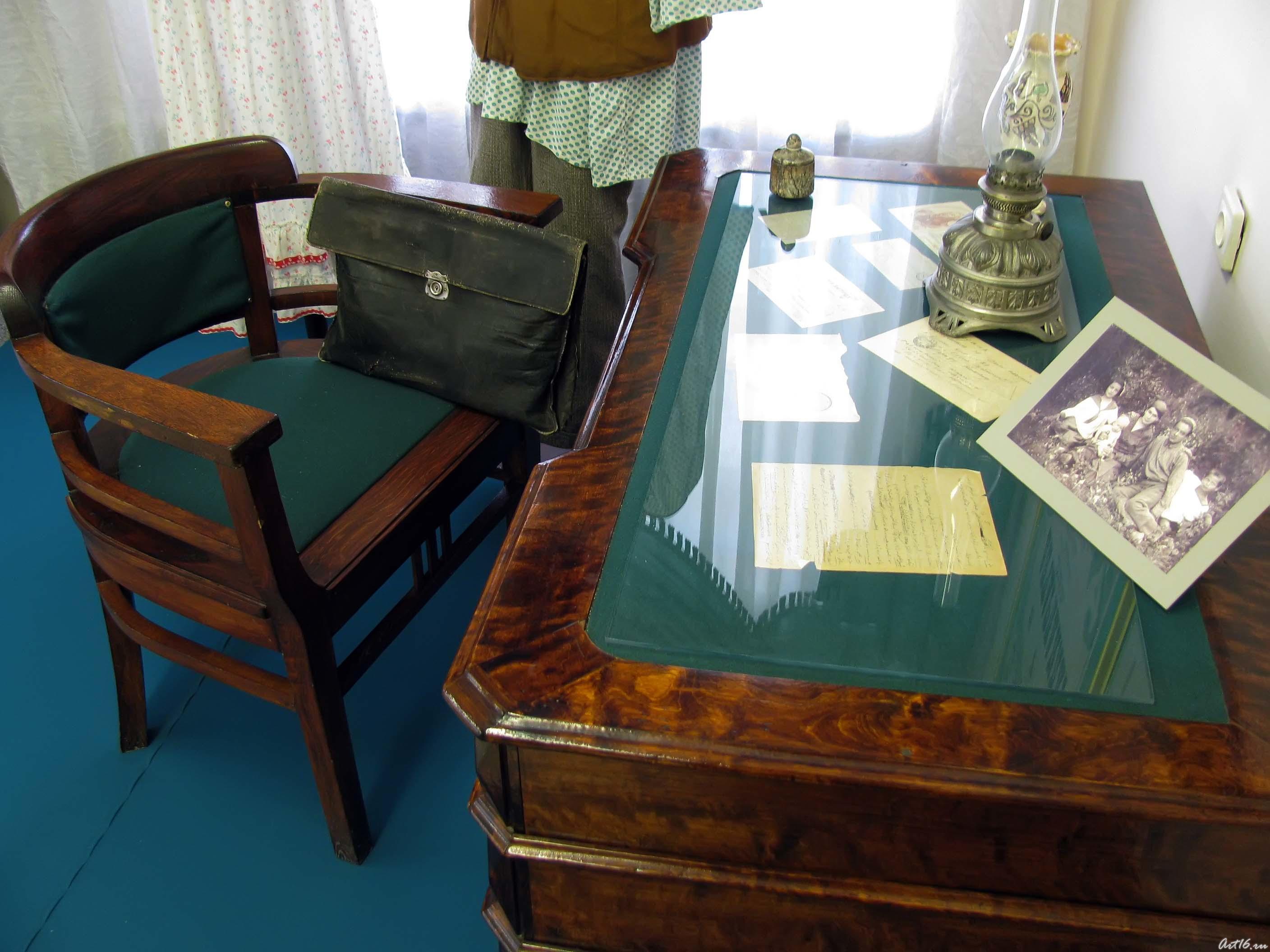 Письменный стол с керосиновой лампой-«десятилинейкой», портфель писателя::Шариф Камал и ренессанс татарской литературы