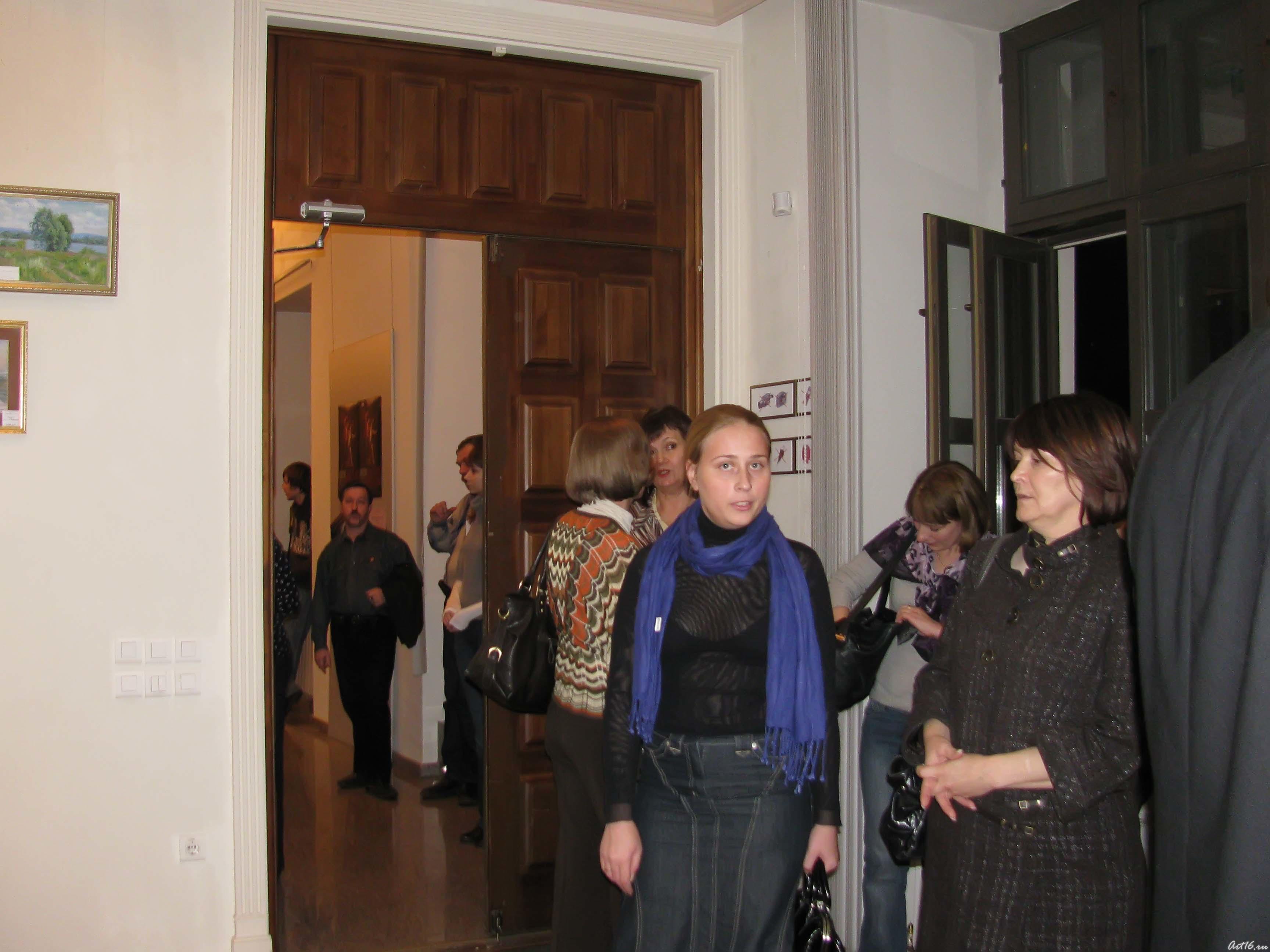Гости выставки «Иное время года» собираются::Фотовыставка в центре Эрмитаж-Казань