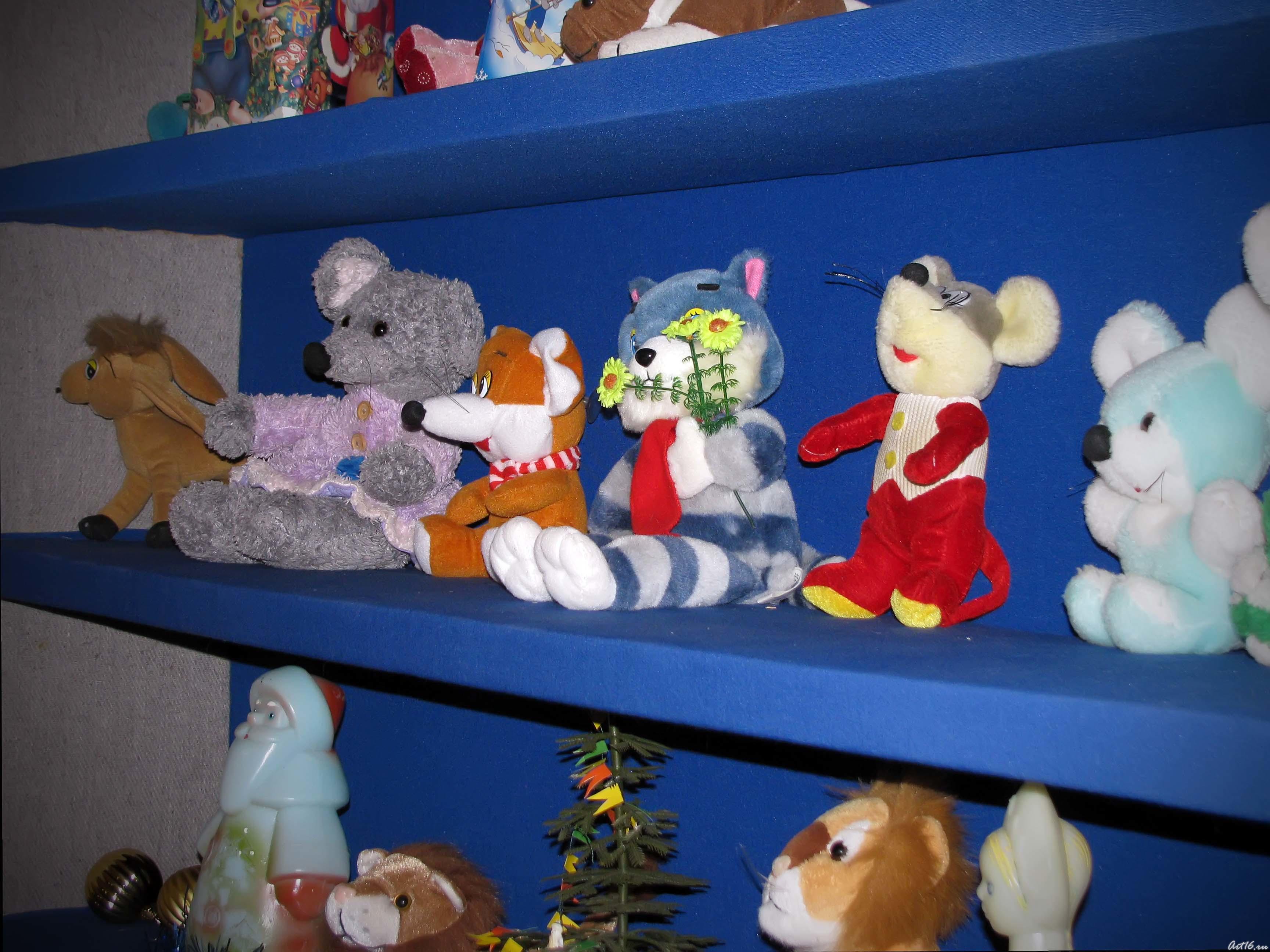 Мягкие игрушки в «Мастерской Деда Мороза»:: Выставка «В гостях у сказки»