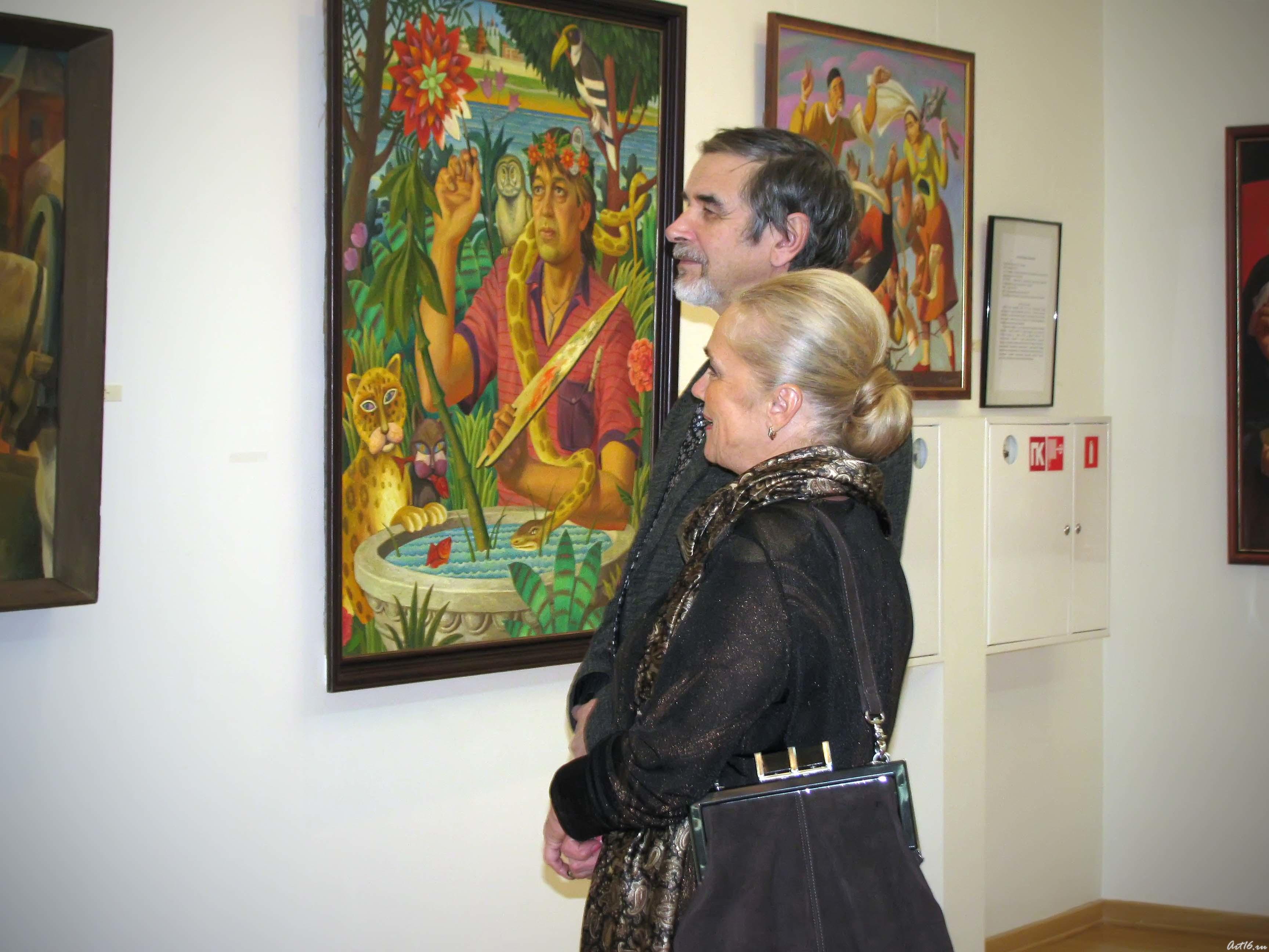 В зале, где выставлены картины членов семьи Хариса Якупова::«Художник. Семья. Ученики» 