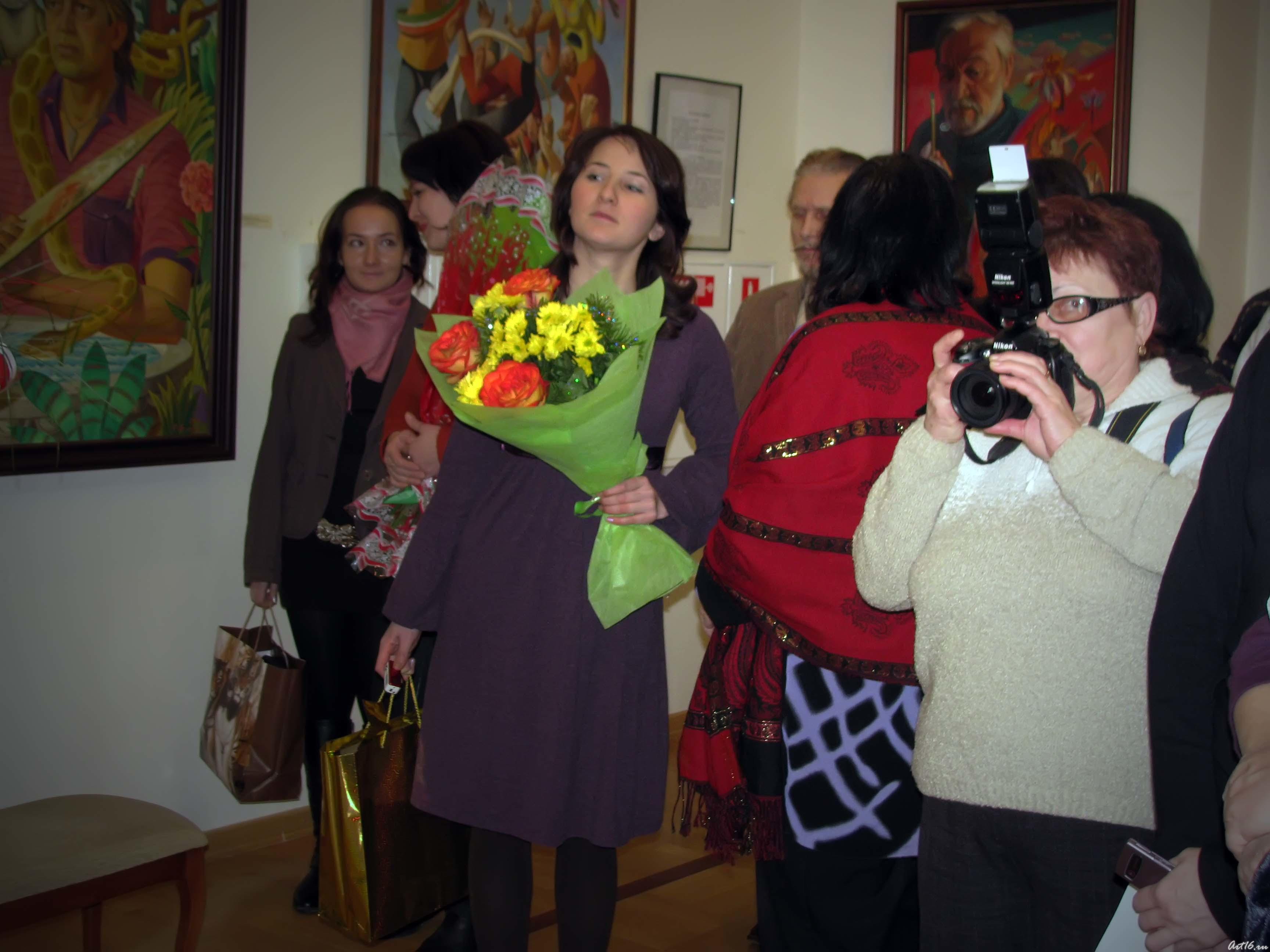 Айгуль Сираиева (с букетом цветов)::«Художник. Семья. Ученики» 