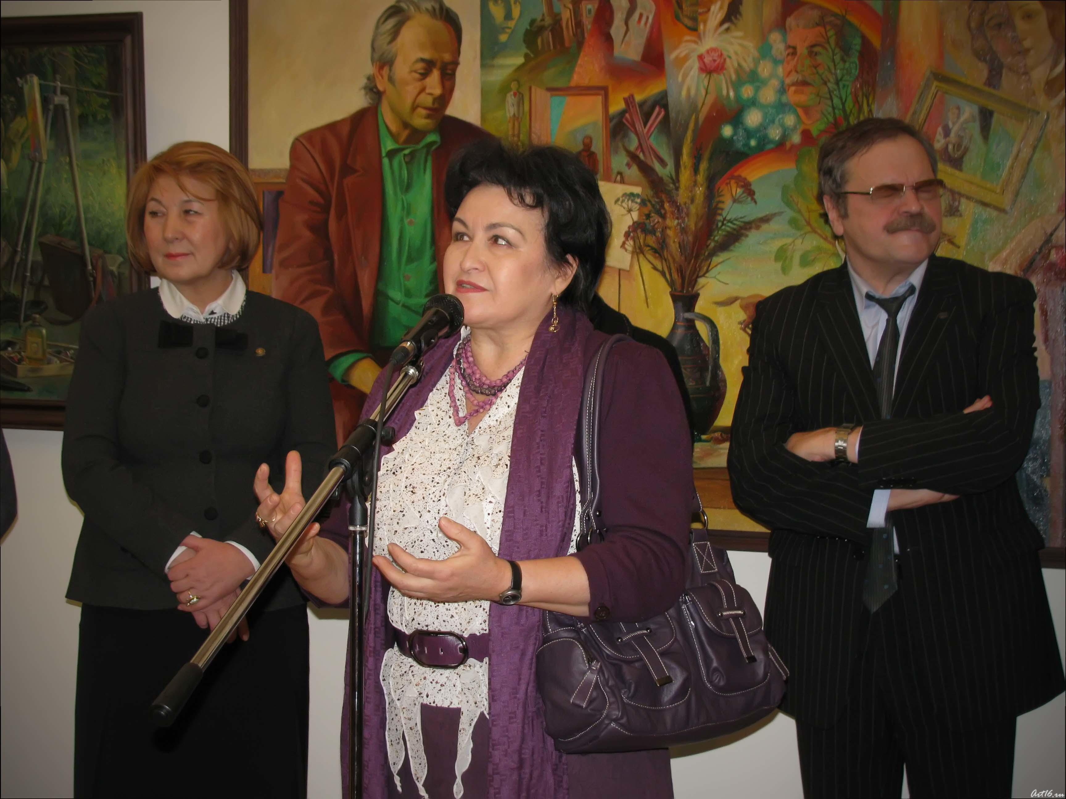 Фарида Хасьянова (на переднем плане)::«Художник. Семья. Ученики» 