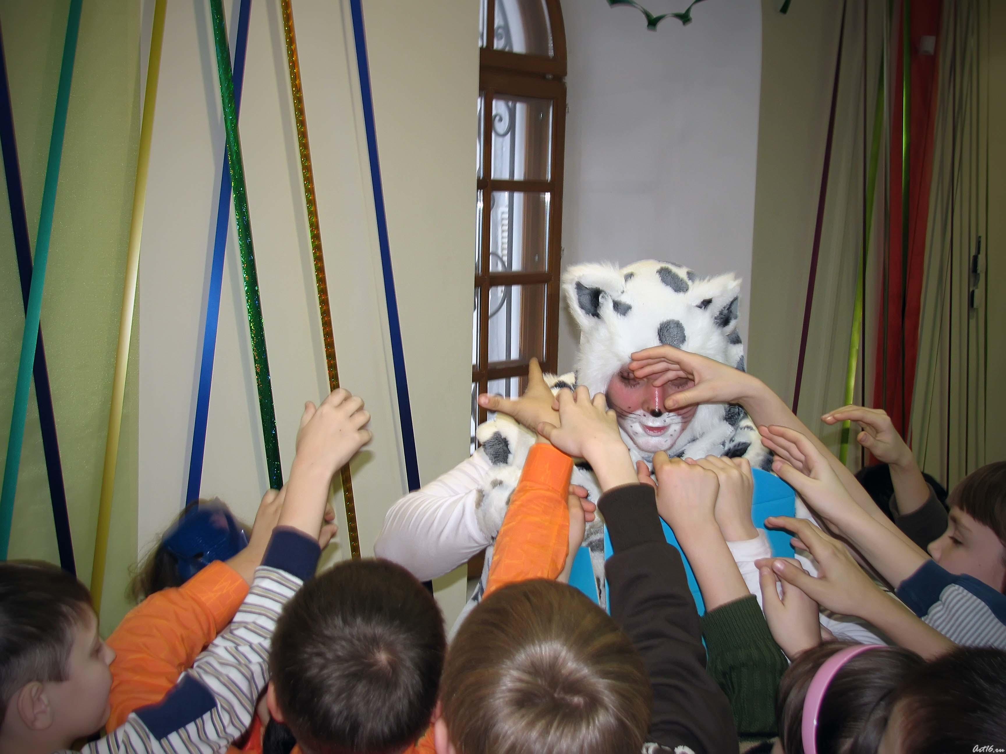 Барсик раздает подарки::Новогодняя Ёлка 2009-10. Выставочный зал «Манеж»